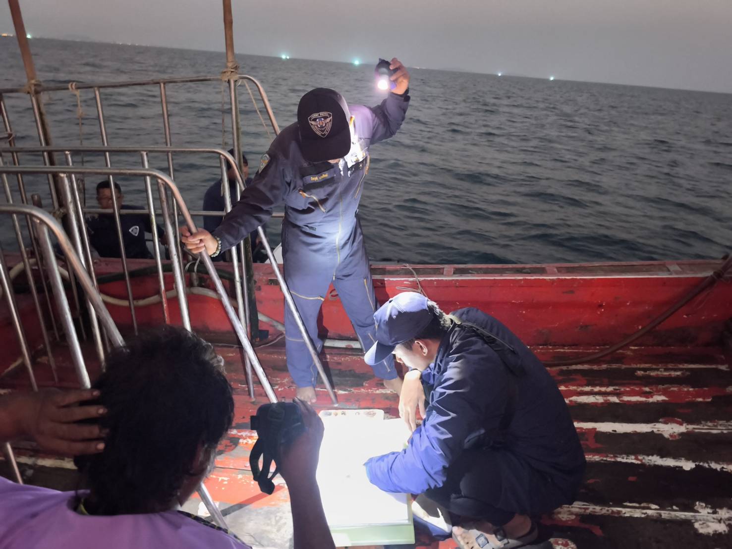 ออกปฏิบัติงานการควบคุมเฝ้าระวังการทำประมงพื้นที่ทะเลชายฝั่ง..คลิก