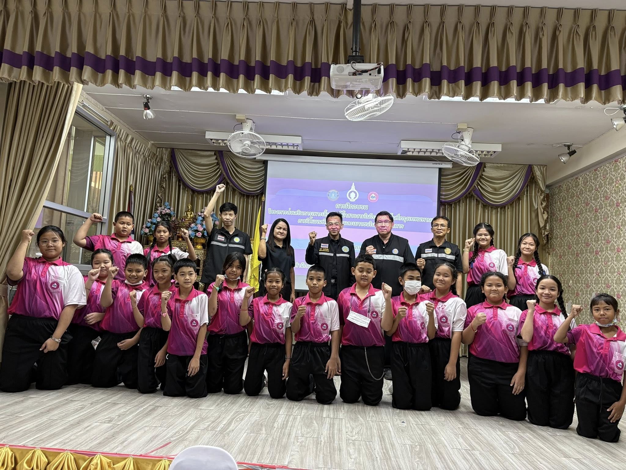 สำนักงานประมงพื้นที่กรุงเทพมหานคร อบรมโครงการส่งเสริมเพาะเลี้ยงสัตว์น้ำสวยงาม ภายใต้โครงการอันเนื่องมาจากพระราชดำริ