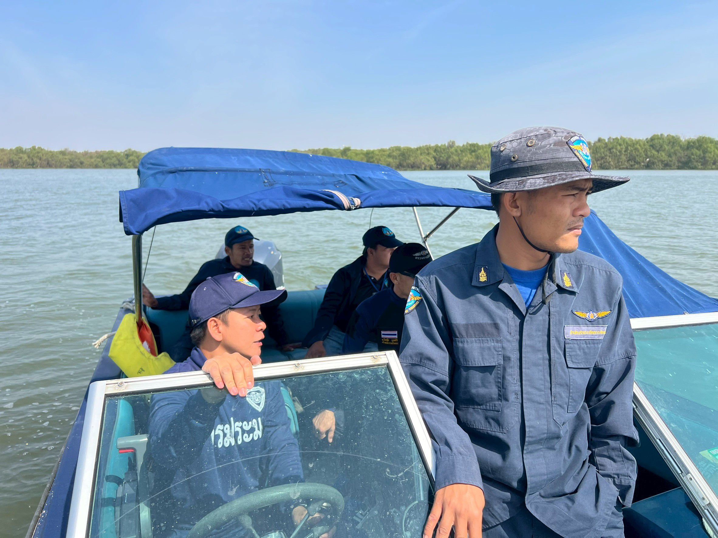 ออกปฏิบัติงานควบคุมการทำการประมงผิดกฎหมายพื้นที่ทะเลชายฝั่ง