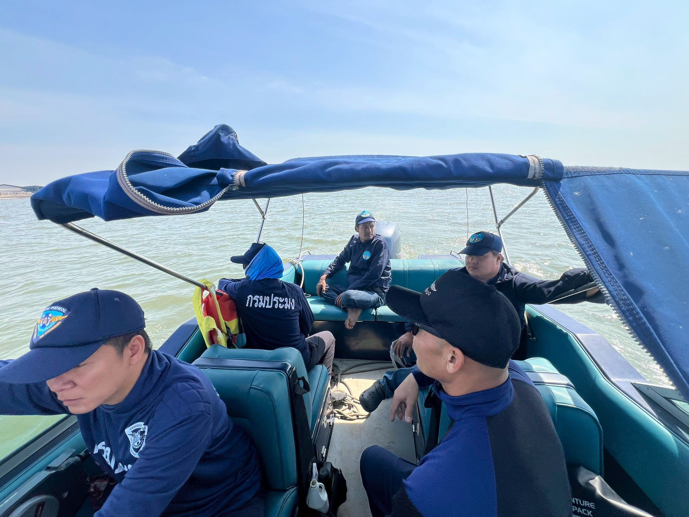 ออกปฏิบัติงานควบคุมการทำการประมงผิดกฎหมายพื้นที่ทะเลชายฝั่ง..คลิก