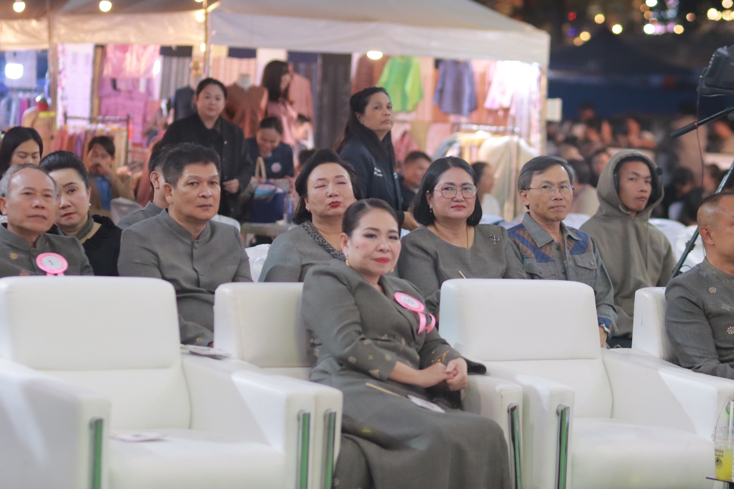 ร่วมการแสดงแฟชั่นโชว์กิตติมศักดิ์ กิจกรรม แพรพรรณลุ่มภูสู่สากล 2026 “งานแพรพรรณลุ่มภูสู่สากล”ระดับจังหวัด