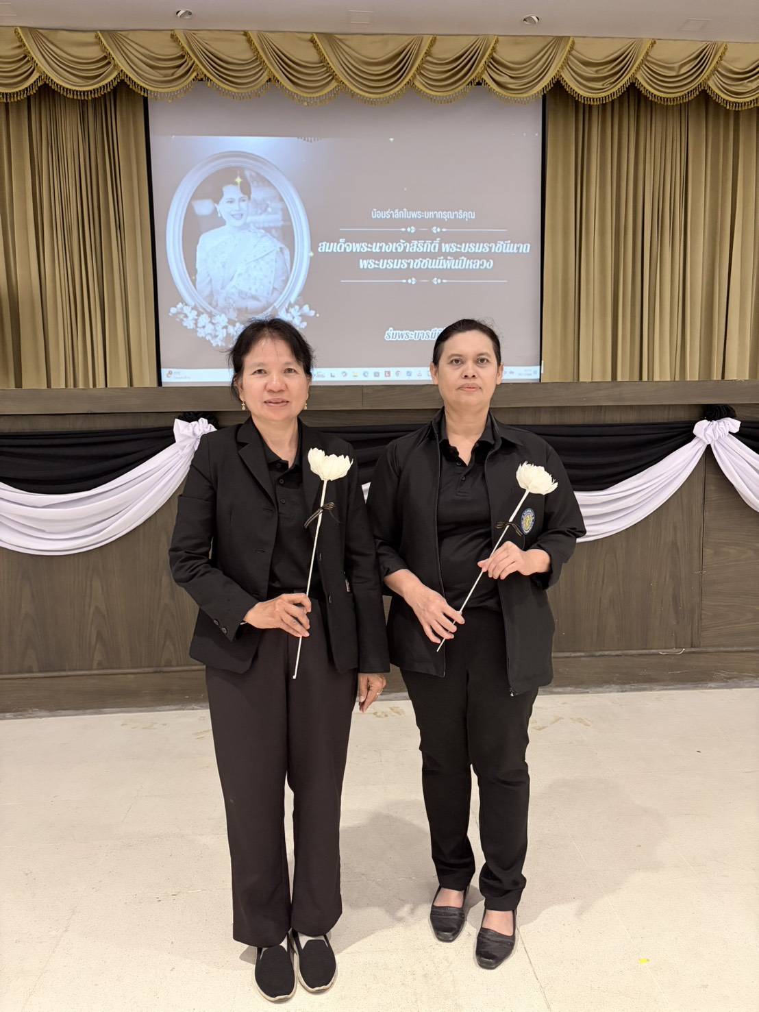 เจ้าหน้าที่กลุ่มบริหารและยุทธศาสตร์ เข้าร่วม กิจกรรม ประดิษฐ์ดอกไม้ ในพระนามาภิไธย “ควีนสิริกิติ์” ภายใต้ โครงการหนึ่งความดี ล้านความรัก ภูมิใจภักดิ์  พระพันปีหลวง จังหวัดพัทลุง ณ หอประชุมจังหวัดพัทลุง