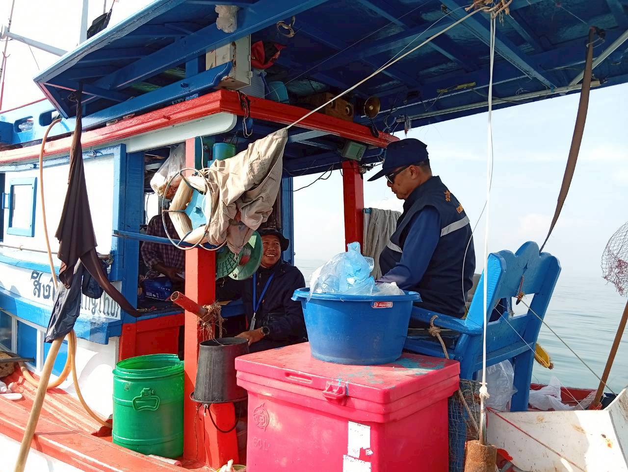 ออกปฏิบัติงานร่วมกับผู้ช่วยเหลือการปฏิบัติงานของพนักงานเจ้าหน้าที่ (ชปพ.ประมง)..คลิก