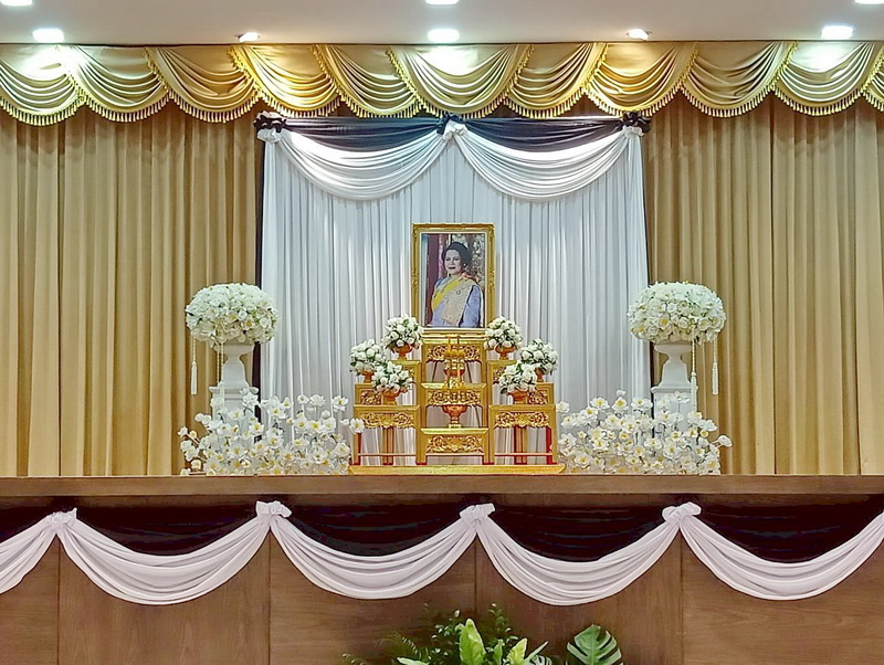 ร่วมพิธีบำเพ็ญกุศล ในวาระครบ 100 วัน (สตมวาร) แห่งการสวรรคต เพื่อถวายเป็นพระราชกุศลแด่สมเด็จพระนางเจ้าสิริกิติ์ พระบรมราชีนีนาถ พระบรมราชชนนีพันปีหลวง