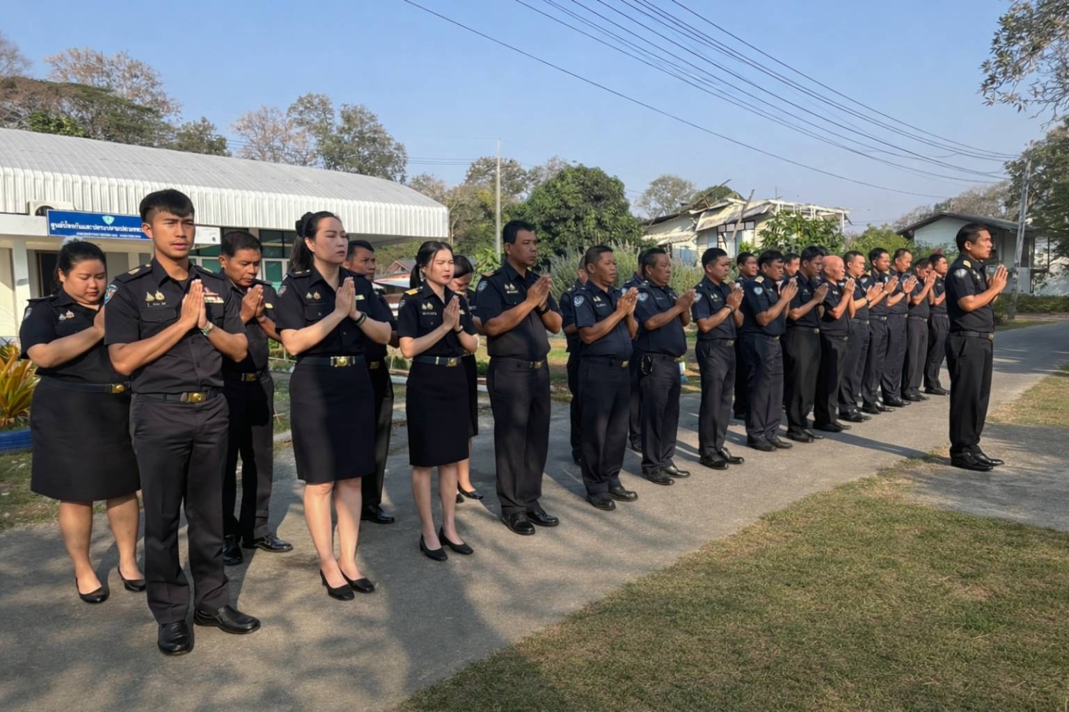 ร่วมกิจกรรมเข้าแถวเคารพธงชาติและสวดมนต์ไหว้พระ