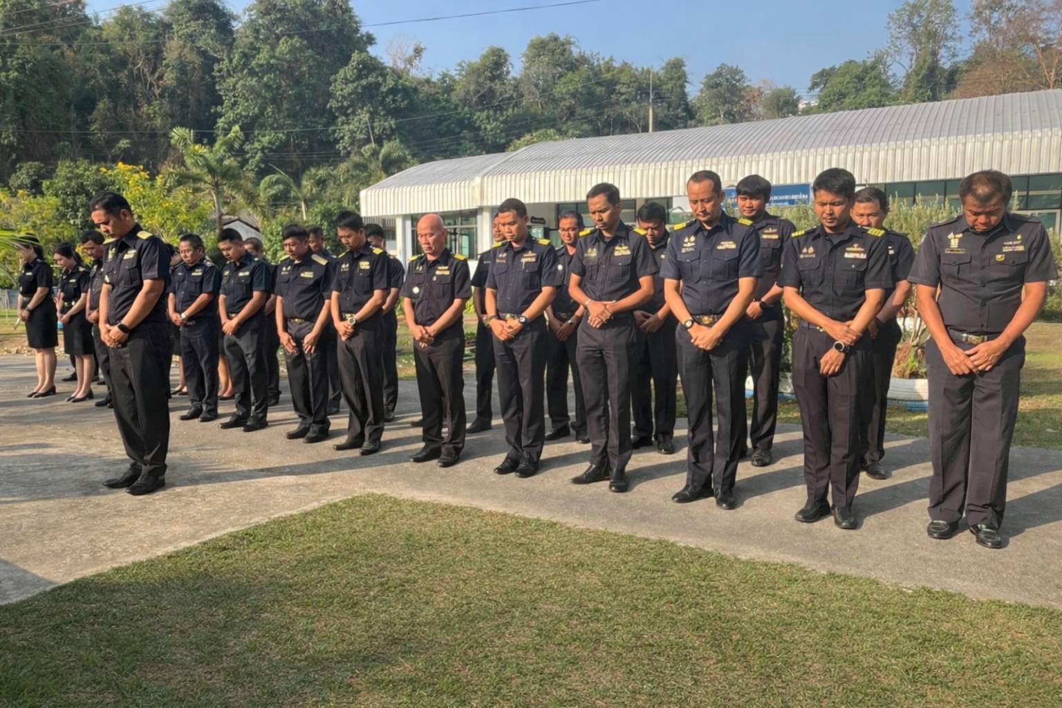 ร่วมกิจกรรมเข้าแถวเคารพธงชาติและสวดมนต์ไหว้พระ..คลิก