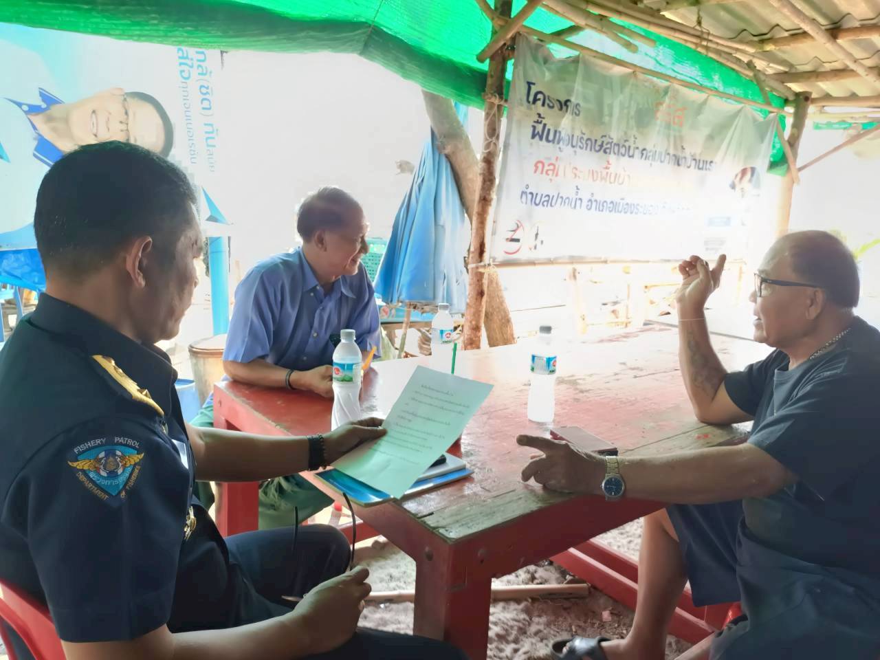 ศูนย์ป้องกันและปราบปรามประมงทะเลระยองเข้าพบผู้นำชุมชนเพื่อชี้แจงแนวทางการควบคุมการทำประมงในเขตทะเลอ่าวไทย เขตพื้นที่จังหวัดระยอง