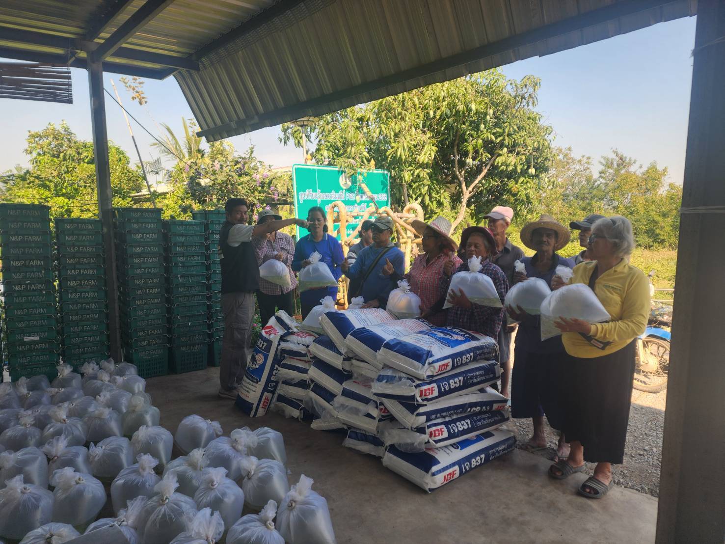 (อ.ไทรน้อย) การมอบพันธุ์ปลาตะเพียน และอาหารปลากินพืช ให้เกษตรกรที่เข้าร่วมโครงการเกษตรทฤษฎีใหม่