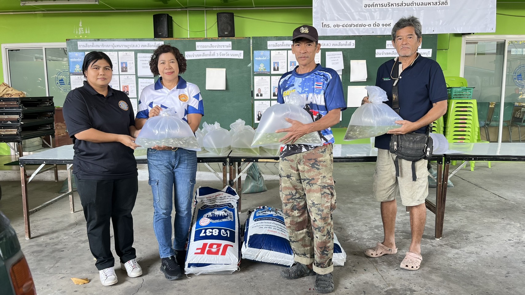 (อ.บางกรวย) การมอบพันธุ์ปลาตะเพียน และอาหารปลากินพืช ให้เกษตรกรที่เข้าร่วมโครงการเกษตรทฤษฎีใหม่..คลิก