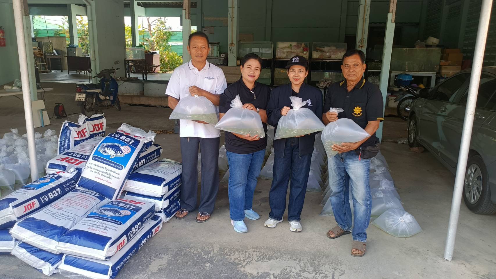 (อ.บางใหญ่) การมอบพันธุ์ปลาตะเพียน และอาหารปลากินพืช ให้เกษตรกรที่เข้าร่วมโครงการเกษตรทฤษฎีใหม่