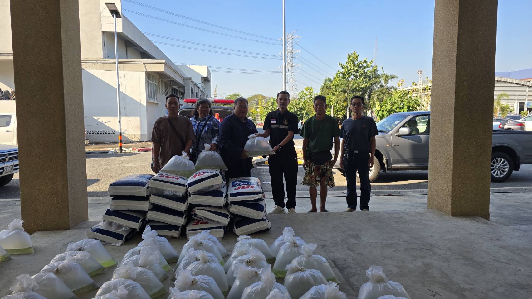 (อ.บางบัวทอง) การมอบพันธุ์ปลาตะเพียน และอาหารปลากินพืช ให้เกษตรกรที่เข้าร่วมโครงการเกษตรทฤษฎีใหม่..คลิก