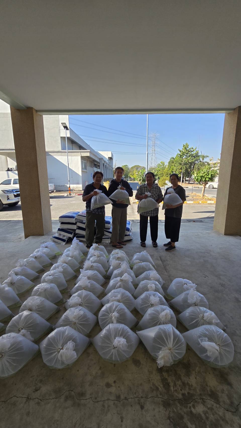 (อ.บางบัวทอง) การมอบพันธุ์ปลาตะเพียน และอาหารปลากินพืช ให้เกษตรกรที่เข้าร่วมโครงการเกษตรทฤษฎีใหม่