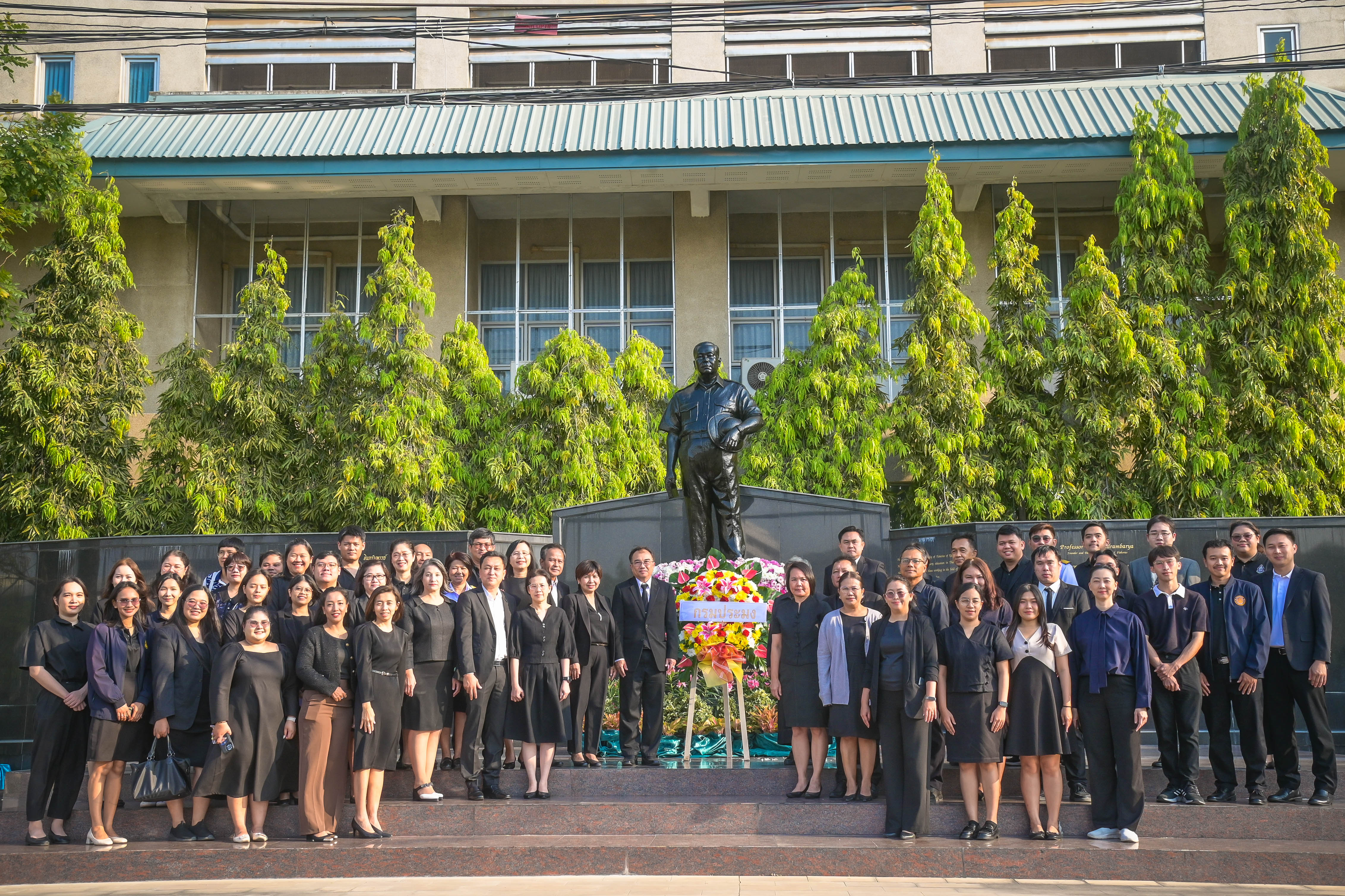 รองอธิบดีกรมประมง ร่วมพิธีวางพวงมาลาอนุสาวรีย์ศาสตราจารย์บุญ อินทรัมพรรย์ เนื่องในโอกาสวันสถาปนาคณะประมง ประจำปี พ.ศ. 2569..คลิก