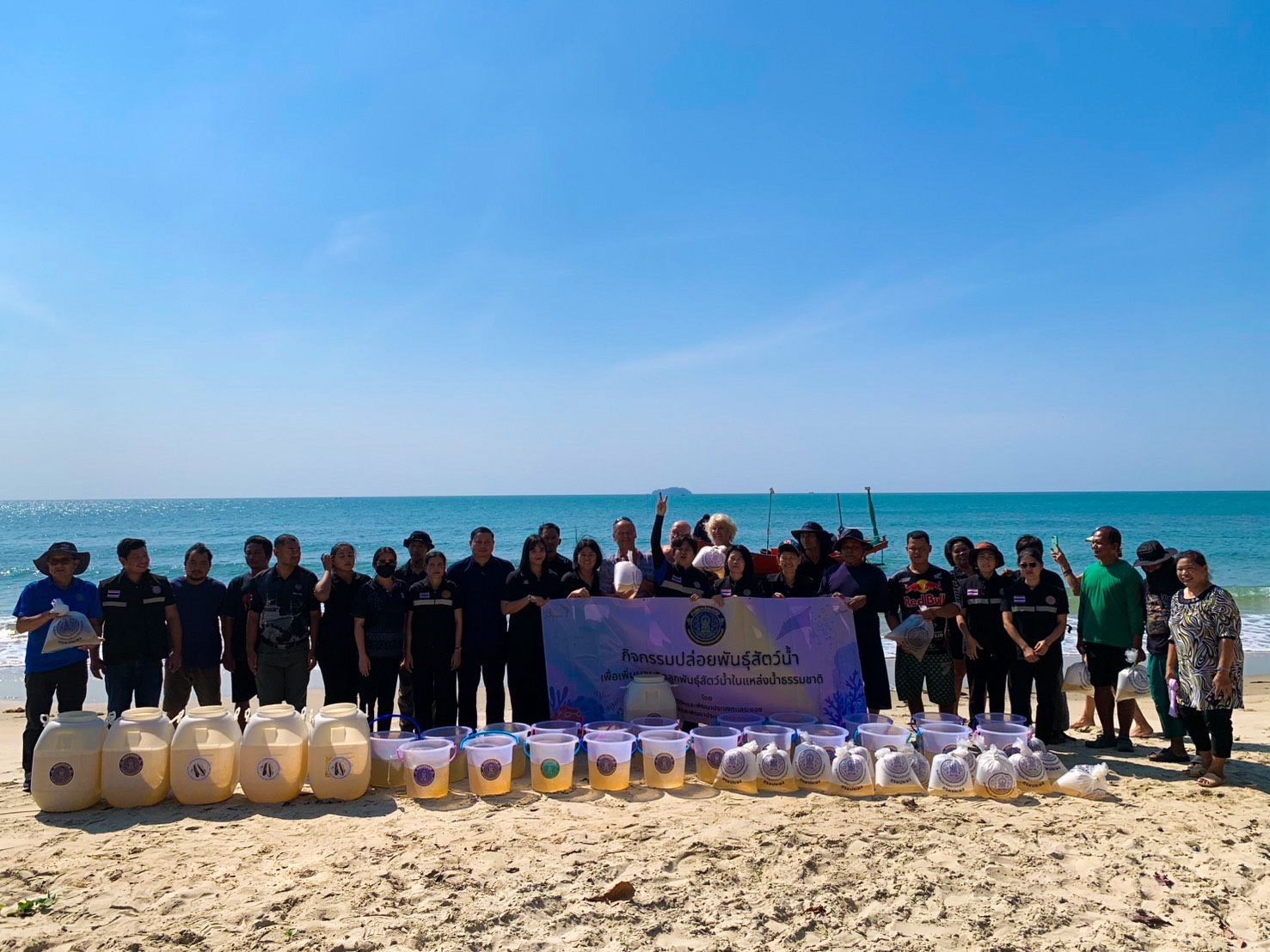 เข้าร่วมกิจกรรมปล่อยพันธุ์สัตว์น้ำ กุ้งแชบ๊วย ลงสู่ทะเลบริเวณชายฝั่งทะเลอ่าวพลับพลึง