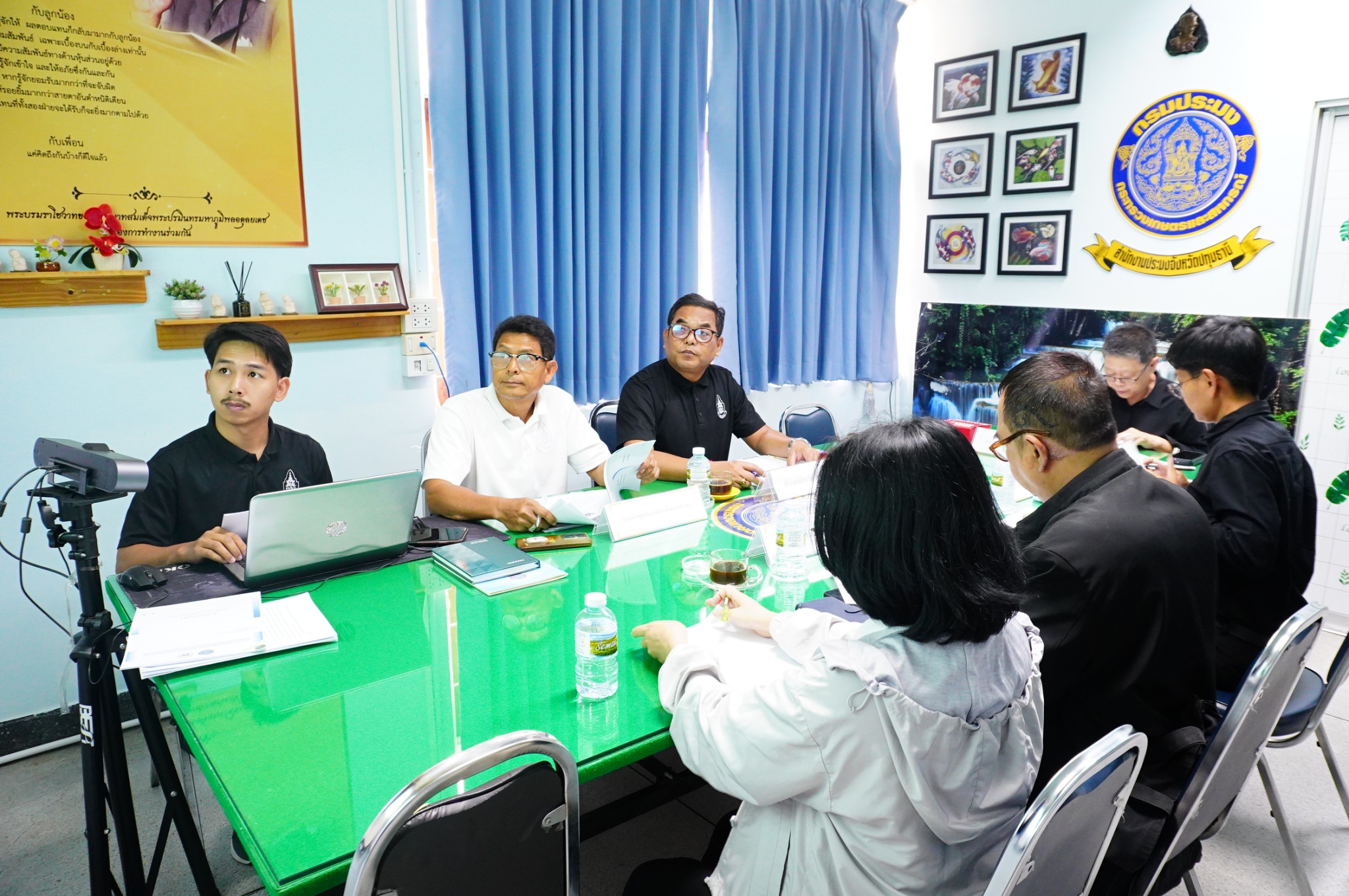 วันที่ 4 กุมภาพันธ์ 2569 นายกฤษณุพัน  โกเมนไปรรินทร์ ประมงจังหวัดปทุมธานี  พร้อมด้วย นายศุภโชค  แทรกสุข หัวหน้ากลุ่มบริหารจัดการด้านการประมงจัดประชุมคณะกรรมการ คัดเลือกกรรมการผู้ทรงคุณวุฒิในคณะกรรมการประมงประจำจังหวัดปทุมธานี ครั้งที่ 1/2569 โดยมีนางธนินท์พรรณ ภววัฒนานุสรณ์ เกษตรและสหกรณ์จังหวัดปทุมธานี เป็นประธานที่ประชุม ณ ห้องประชุมสำนักงานประมงจังหวัดปทุมธานี 