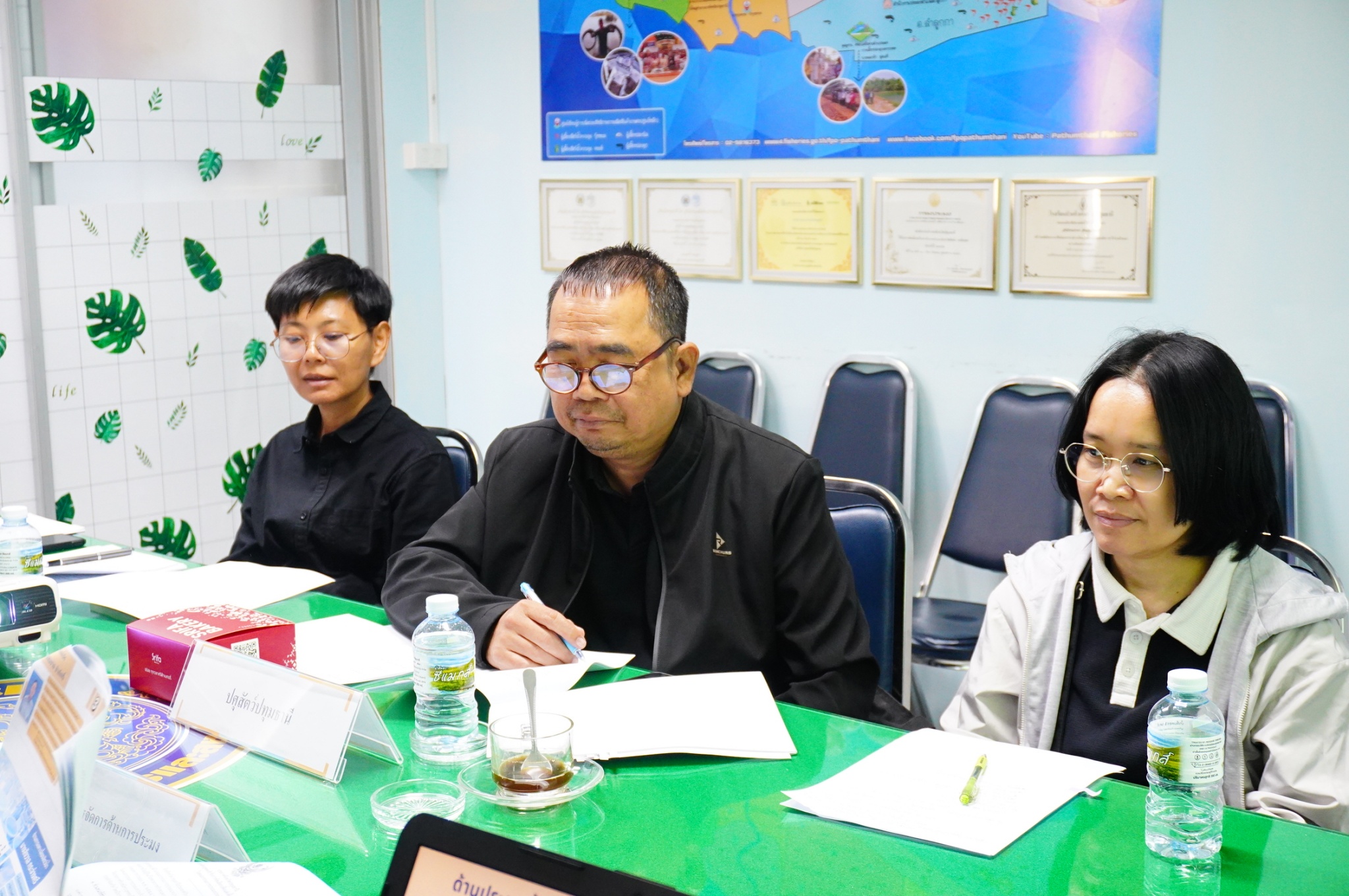 วันที่ 4 กุมภาพันธ์ 2569 นายกฤษณุพัน  โกเมนไปรรินทร์ ประมงจังหวัดปทุมธานี  พร้อมด้วย นายศุภโชค  แทรกสุข หัวหน้ากลุ่มบริหารจัดการด้านการประมงจัดประชุมคณะกรรมการ คัดเลือกกรรมการผู้ทรงคุณวุฒิในคณะกรรมการประมงประจำจังหวัดปทุมธานี ครั้งที่ 1/2569 โดยมีนางธนินท์พรรณ ภววัฒนานุสรณ์ เกษตรและสหกรณ์จังหวัดปทุมธานี เป็นประธานที่ประชุม ณ ห้องประชุมสำนักงานประมงจังหวัดปทุมธานี 