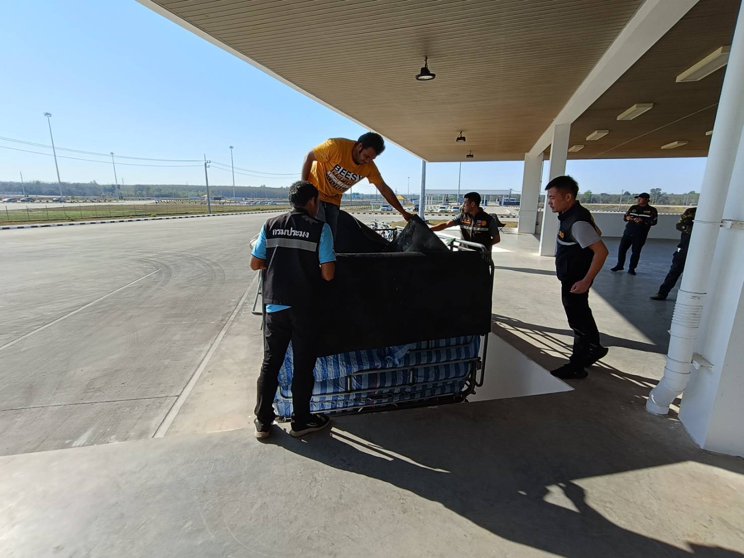 ข่าวกิจกรรม วันที่ 5 กุมภาพันธ์ 2569 เจ้าหน้าที่สำนักงานตรวจประมงบึงกาฬ ดำเนินการตรวจสอบการส่งออกสินค้าประมง ชนิด  ปลาลิ่น ทั้งตัว แช่เย็น และปลาสวาย ทั้งตัว แช่เย็น ณ จุดผ่านแดนถาวรสะพานมิตรภาพไทย-ลาว แห่งที่ 5 บึงกาฬ - บอลิคำไซ จ.บึงกาฬ..คลิก