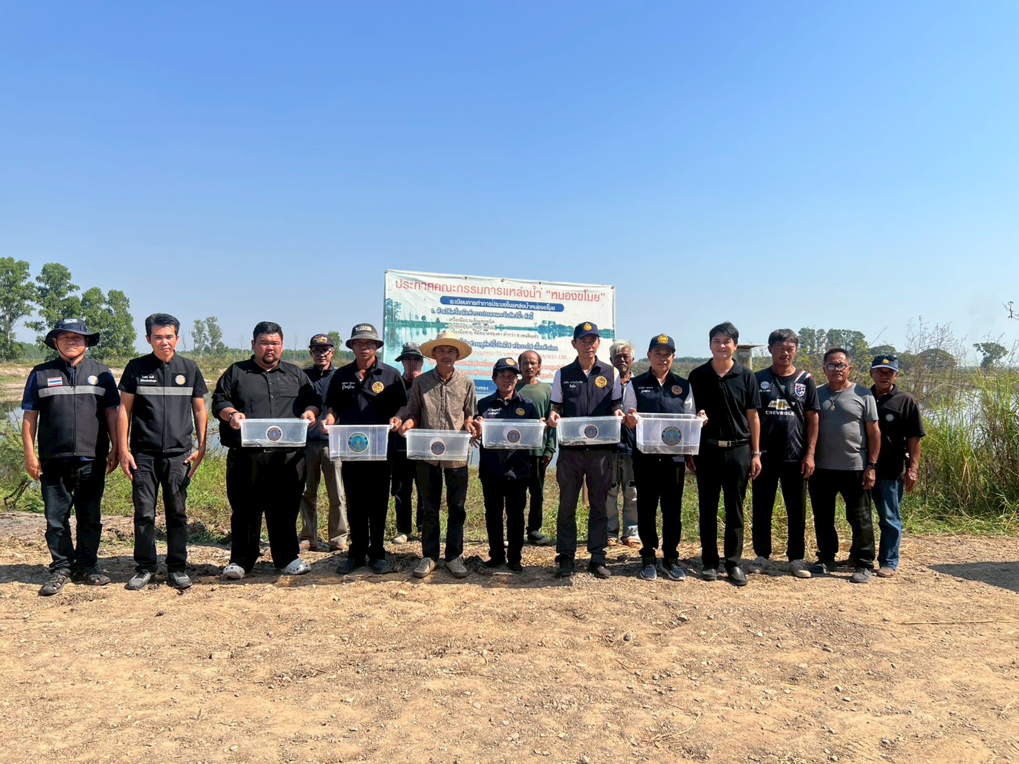 ร่วมปล่อยพันธุ์สัตว์น้ำเศรษฐกิจ พันธุ์ปลาบึก ณ แหล่งน้ำทั้ง 28 แห่ง ในจังหวัดอ่างทอง..คลิก