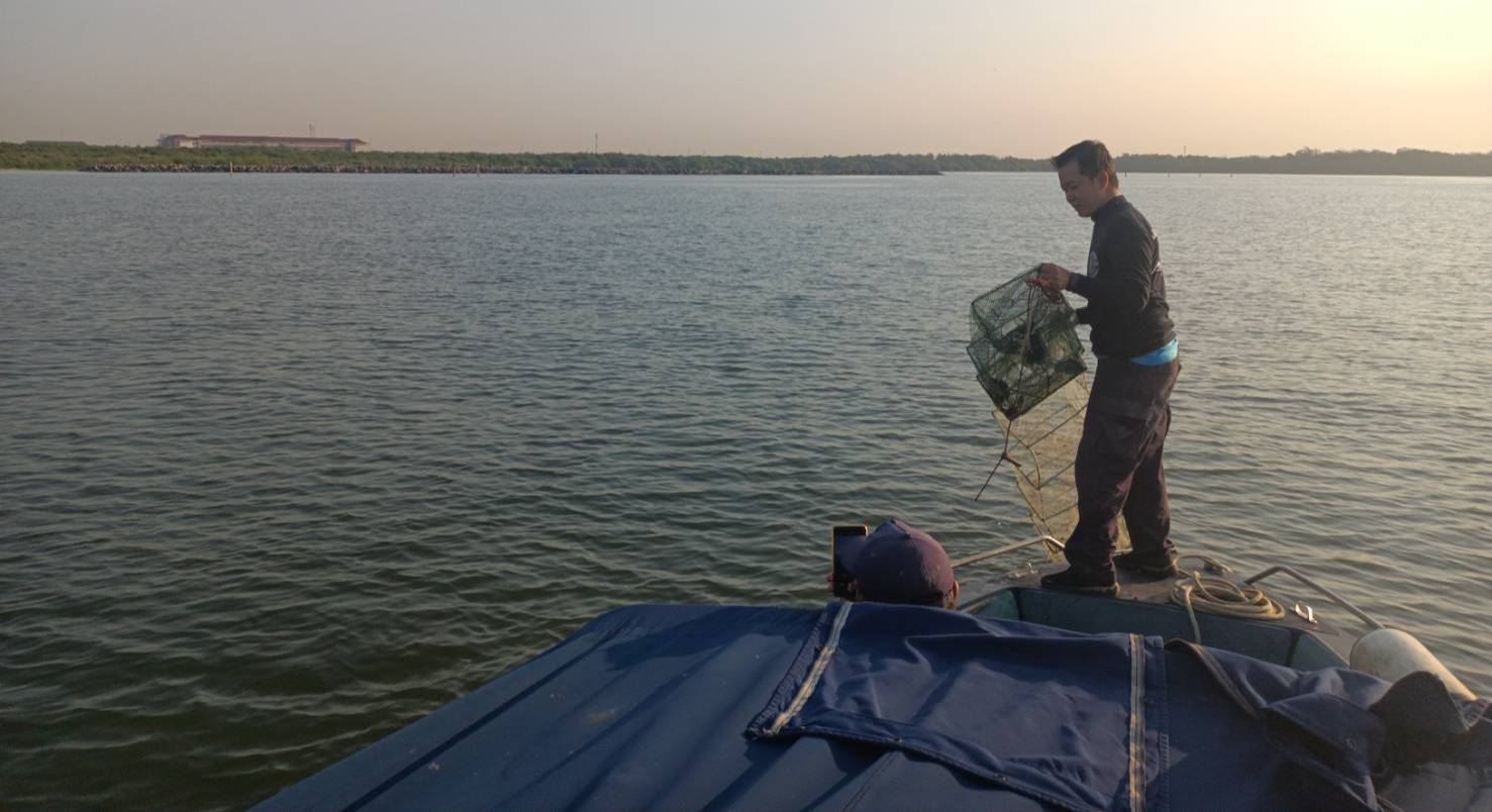 ตรวจยึดเครื่องมือลอบพับได้หรือไอ้โง่ จำนวน 65 ลูก