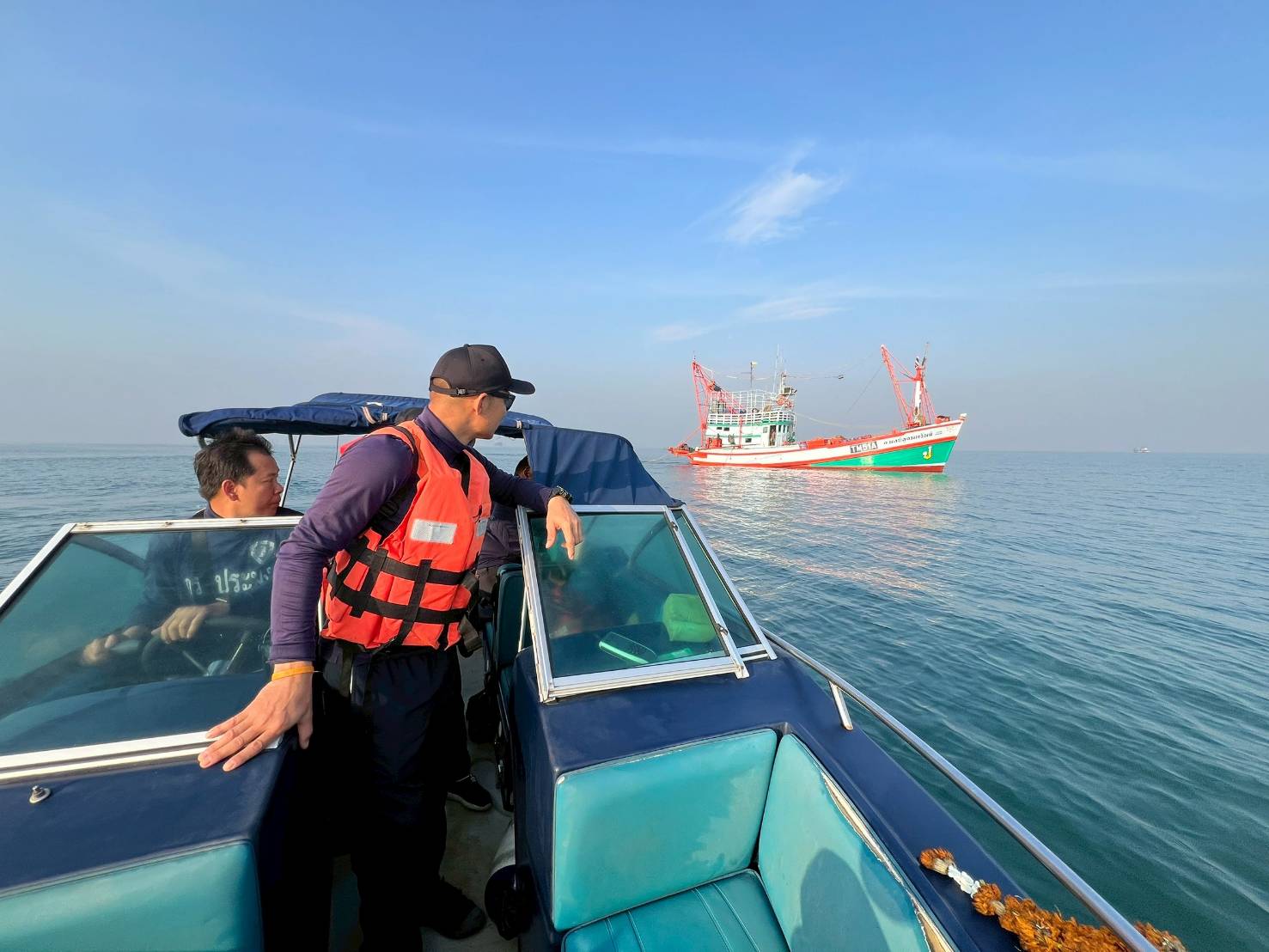 ออกปฏิบัติงานกิจกรรมควบคุมเฝ้าระวังการทำการประมงพื้นที่ทะเลชายฝั่ง..คลิก