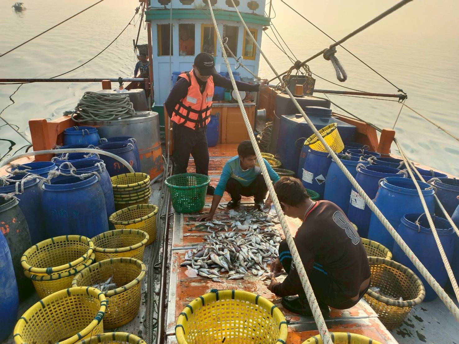 ออกปฏิบัติงานกิจกรรมควบคุมเฝ้าระวังการทำการประมงพื้นที่ทะเลชายฝั่ง