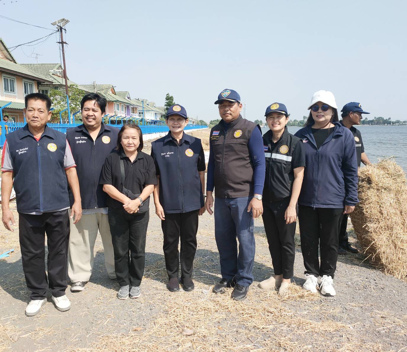 วันที่ 9 กุมภาพันธ์ 2569 นายกฤษณุพันธ์ โกเมนไปรรินทร์ ประมงจังหวัดปทุมธานี พร้อมด้วยเจ้าหน้าที่สำนักงานฯ ร่วมกับคณะกรรมการแหล่งน้ำชุมชน โครงการบริหารจัดการทรัพยากรประมง ดำเนินกิจกรรมบริการจัดการทรัพยากรประมงน้ำจืด ภายใต้โครงการเพิ่มผลผลิตสัตว์น้ำในแหล่งน้ำชุมชน เพื่อเพิ่มรายได้และลดค่าครองชีพของประชาชน โดยร่วมกันสร้างแหล่งอาหารธรรมชาติด้วยการใช้ฟางข้าว ปุ๋ยคอก ปุ๋ยยูเรีย และกากน้ำตาล (แซนวิซปลา) เพื่อเพิ่มอาหารธรรมชาติให้สัตว์น้ำ ช่วยเสริมสร้างการเจริญเติบโตของสัตว์น้ำ และปรับปรุงคุณภาพน้ำ พร้อมทั้งได้ติดตั้งป้ายโครงการฯ เพื่อเป็นการประชาสัมพันธ์การดำเนินโครงการ และเผยแพร่ให้ประชาชนรับทราบ ณ แหล่งน้ำหลังหมู่บ้านพฤกษา 12 หมู่ 2 ตำบลคลองสาม อำเภอคลองหลวง จังหวัดปทุมธานี