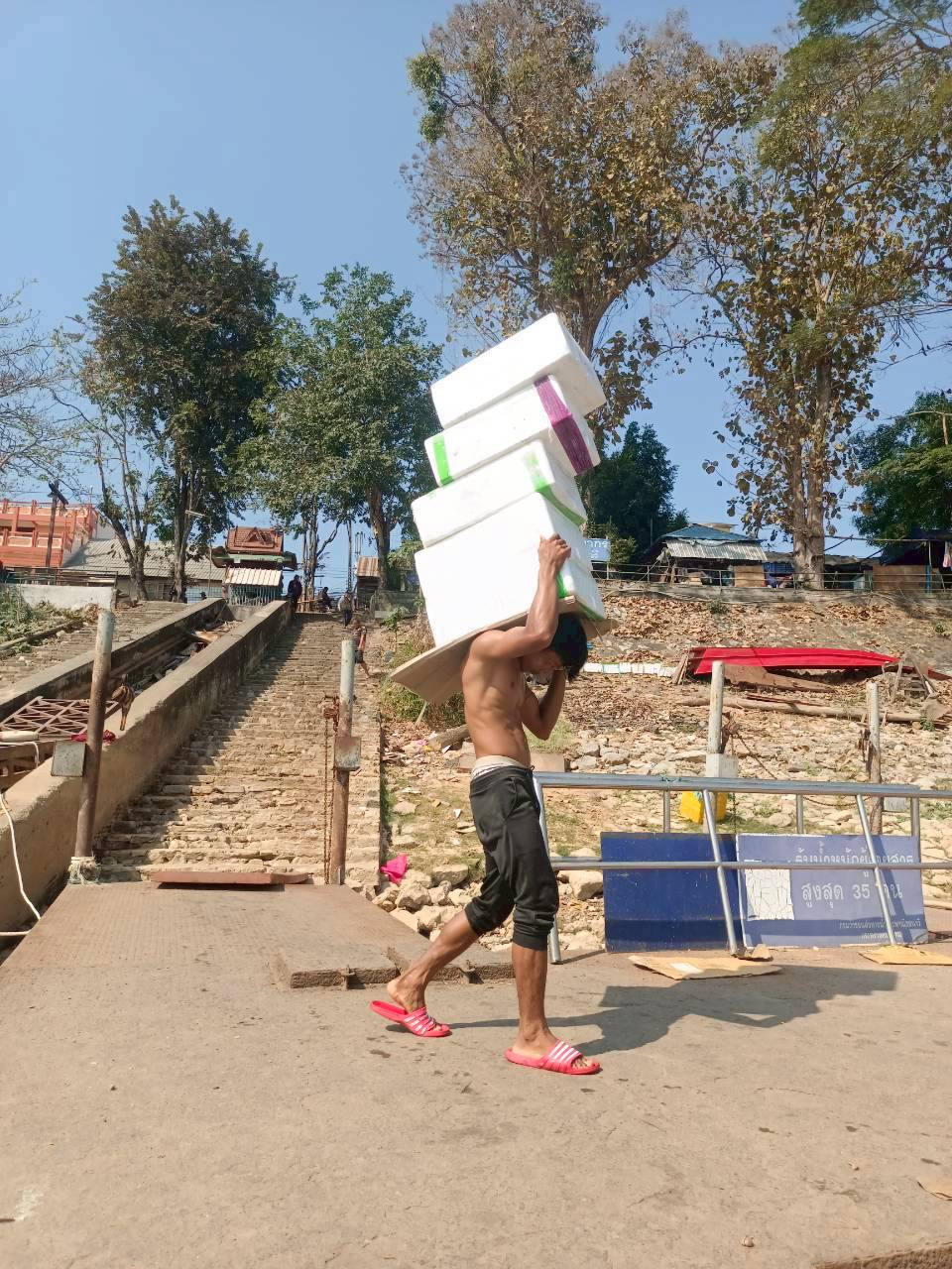 เจ้าหน้าที่ศูนย์บริหารจัดการด่านตรวจประมงเขต 1 (เชียงราย) ตรวจสอบสินค้าสัตว์น้ำส่งออกไปยังสาธารณรัฐประชาธิปไตยประชาชนลาว ผ่านทางด่านพรมแดนอำเภอเชียงแสน จังหวัดเชียงราย..คลิก