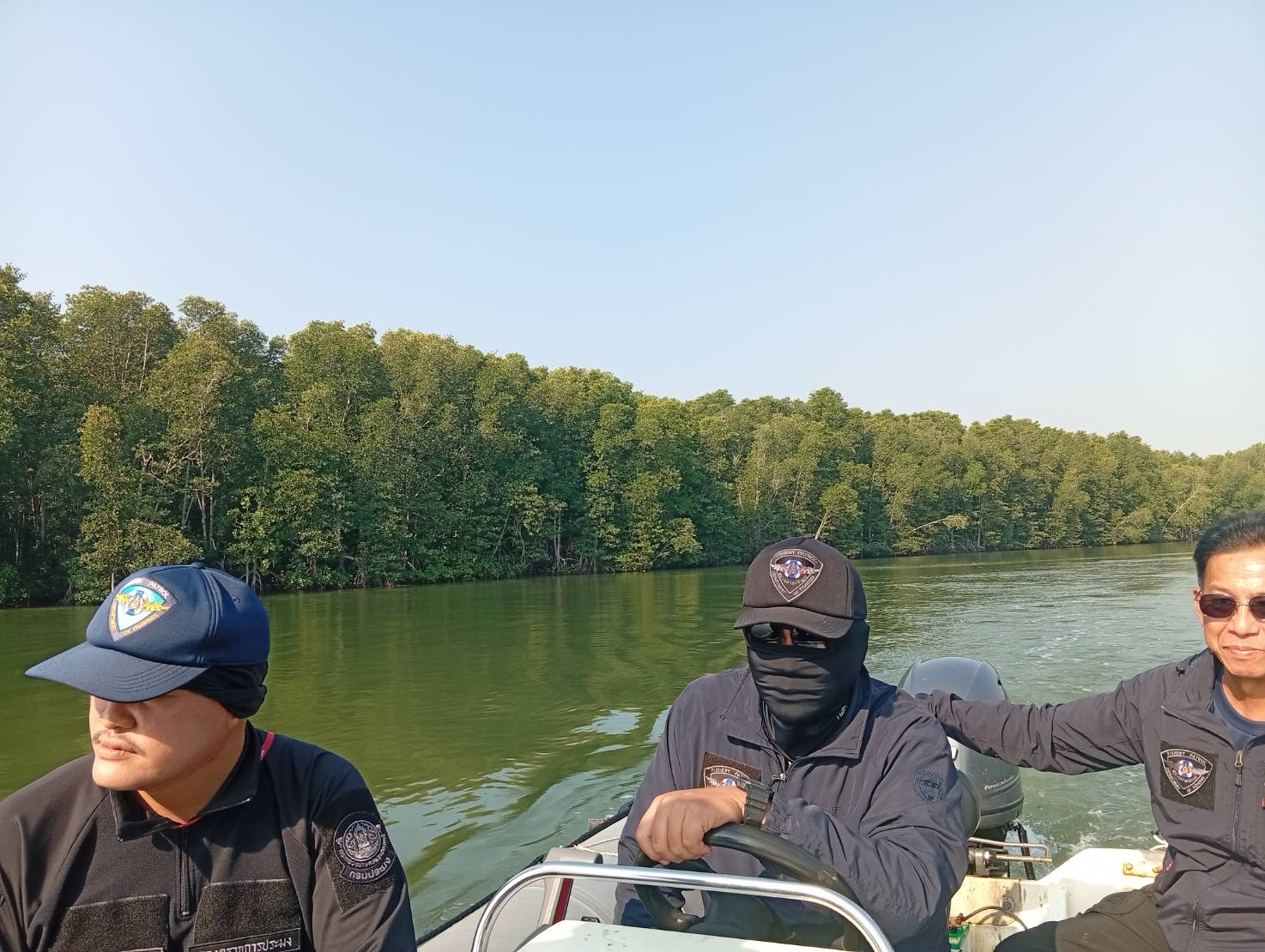 ออกปฏิบัติงานควบคุมเฝ้าระวังการทำประมงพื้นที่ทะเลชายฝั่ง