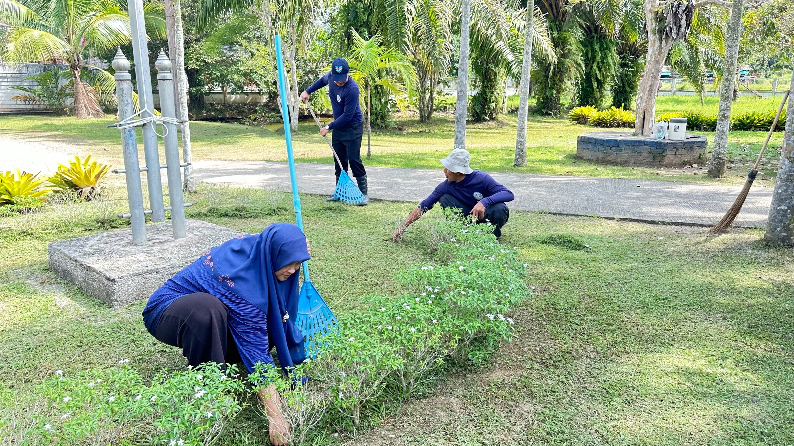 ภาพกิจกรรมปรับปรุงภูมิทัศน์รวมถึงต้นไม้รอบบริเวณรอบหน่วย