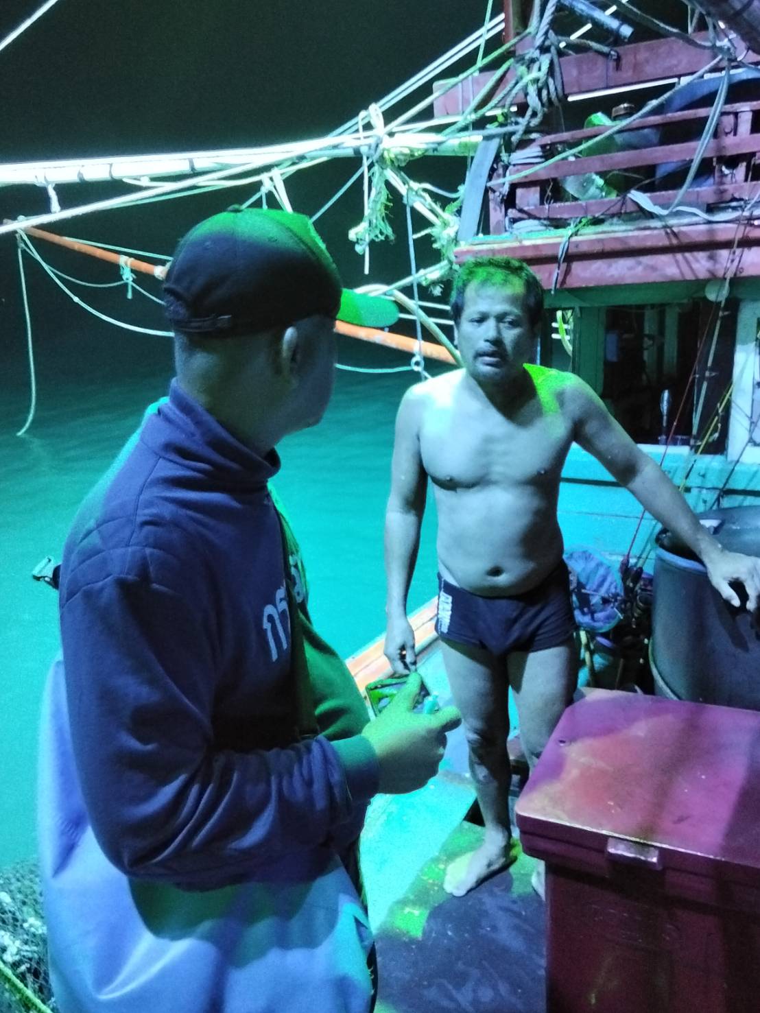 ออกปฏิบัติงานควบคุมเฝ้าระวังการทำประมงพื้นที่ทะเลชายฝั่ง