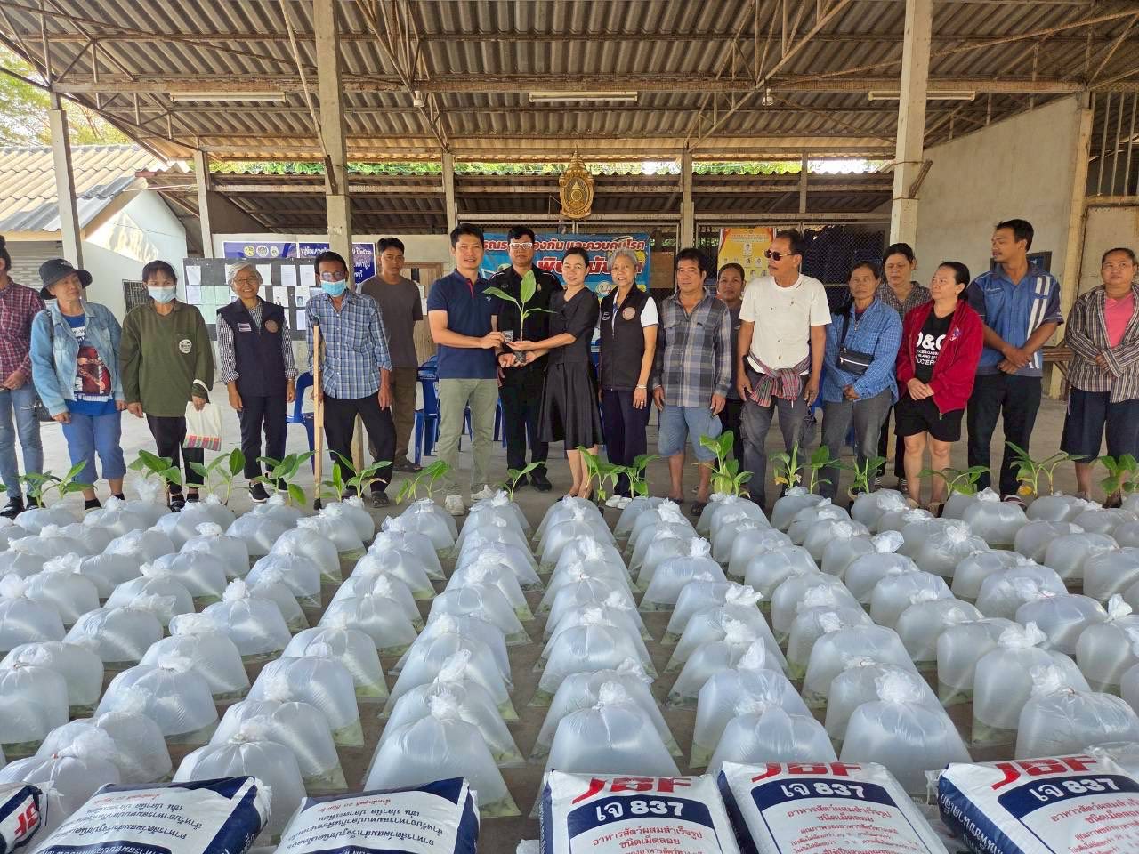 ส่งมอบปัจจัยการผลิตแก่เกษตรกรที่เข้าร่วมโครงการพัฒนาเกษตรกรรมยั่งยืน อำเภอโพธาราม