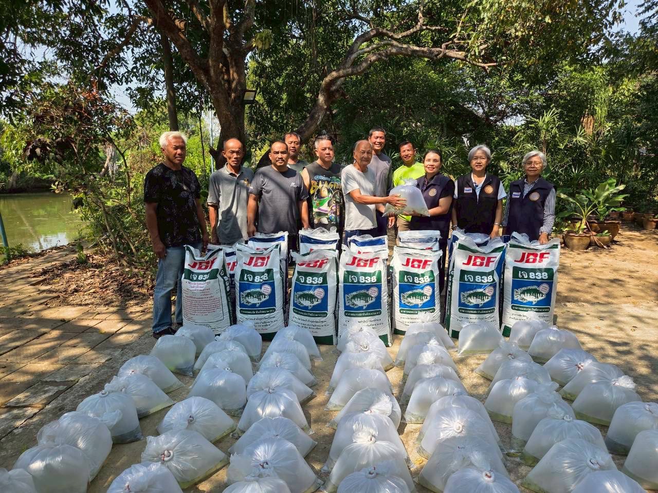 มอบปัจจัยการผลิตแก่เกษตรกรที่เข้าร่วมโครงการพัฒนาเกษตรกรรมยั่งยืน อำเภอบ้านโป่ง