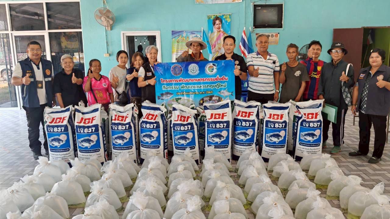 มอบปัจจัยการผลิต แก่เกษตรกรที่เข้าร่วมโครงการพัฒนาเกษตรกรรมยั่งยืน อำเภอบ้านคา