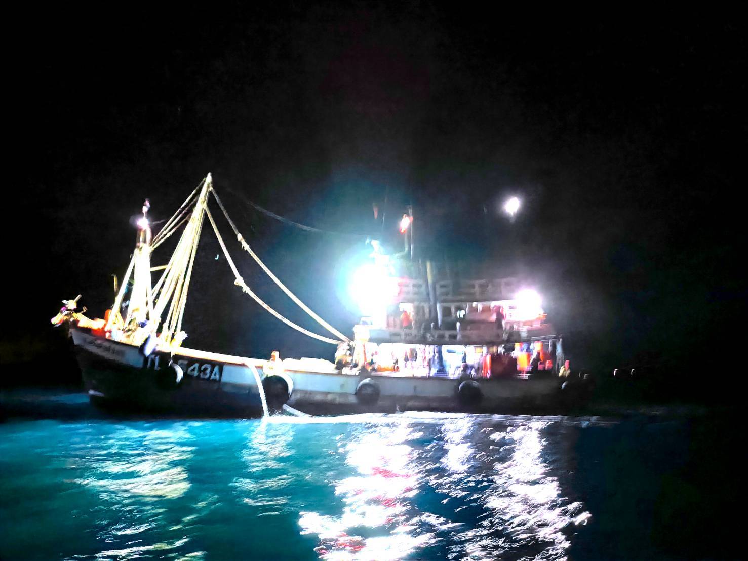 ออกปฏิบัติงานการควบคุมเฝ้าระวังการทำประมงพื้นที่ทะเลนอกชายฝั่ง..คลิก