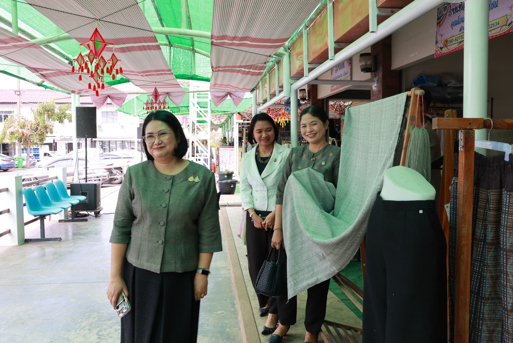 ร่วมพิธีเปิด “ศูนย์ตัดเย็บและจำหน่ายผลิตภัณฑ์ OTOP”