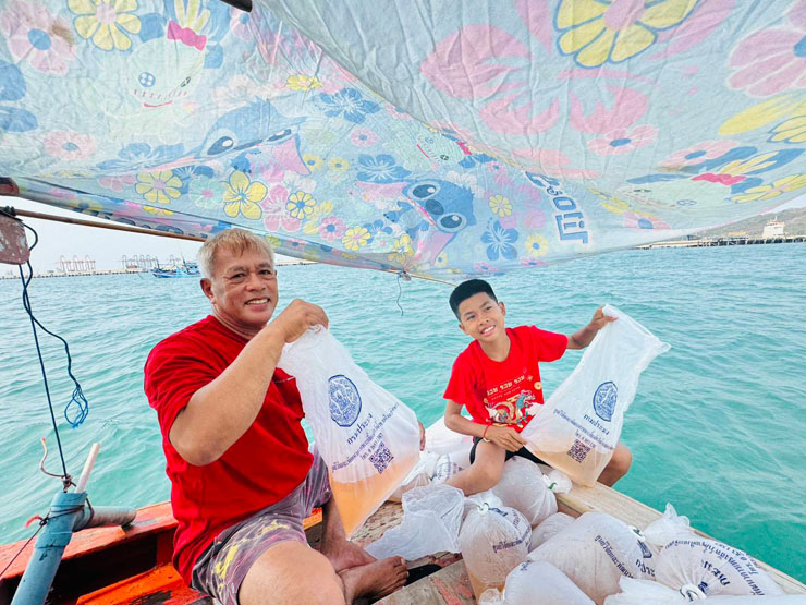 ศพช.ฉะเชิงเทรา สนับสนุนลูกพันธุ์กุ้งแชบ๊วย จำนวน ๒,๑๐๐,๐๐๐ ตัว ให้กับสำนักงานประมงจังหวัดชลบุรี เพื่อปล่อยในพื้นที่อำเภอเมือง อำเภอบางละมุง และอำเภอศรีราชา จังหวัดชลบุรี..คลิก