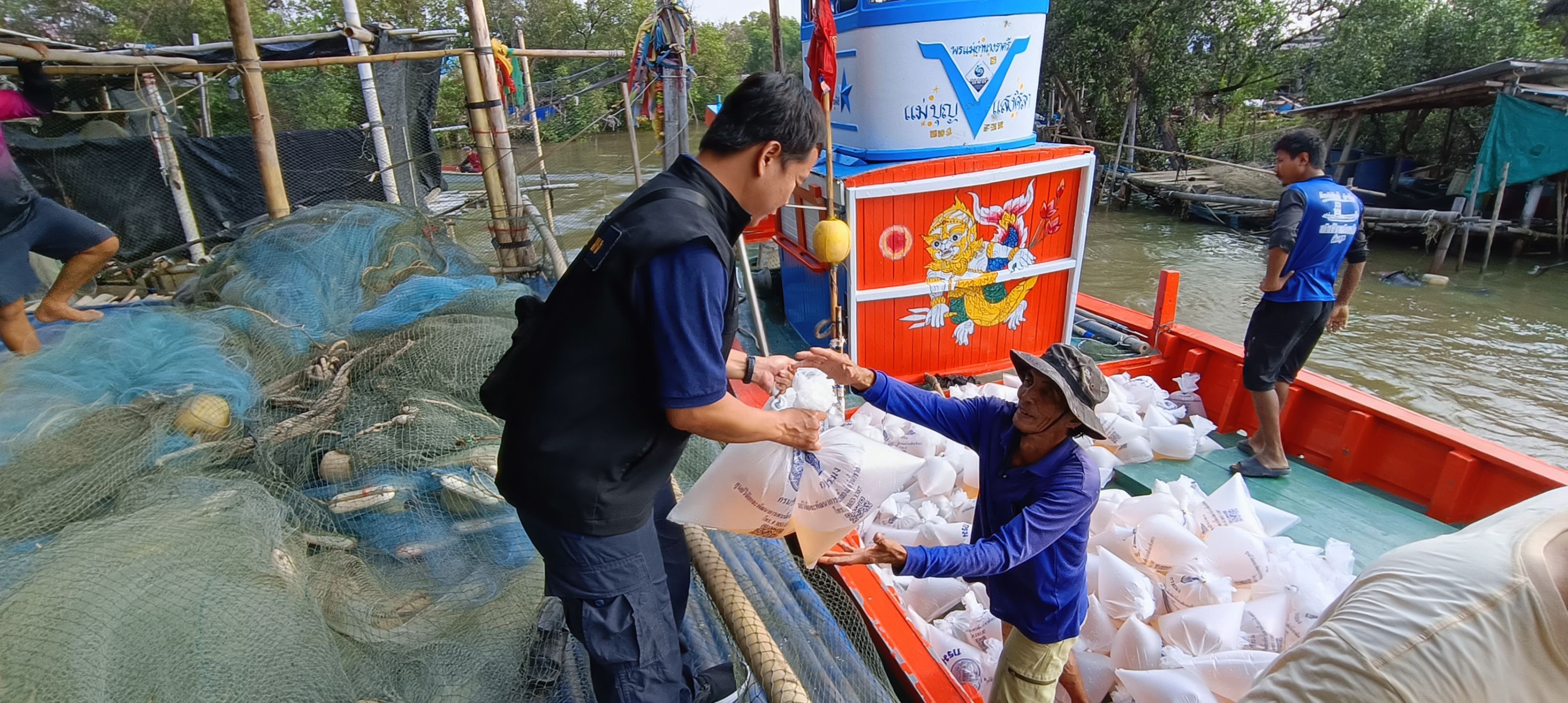จัดกิจกรรมปล่อยพันธุ์สัตว์น้ำ (กุ้งแชบ๊วย) จำนวน 1,400,000 ตัว
