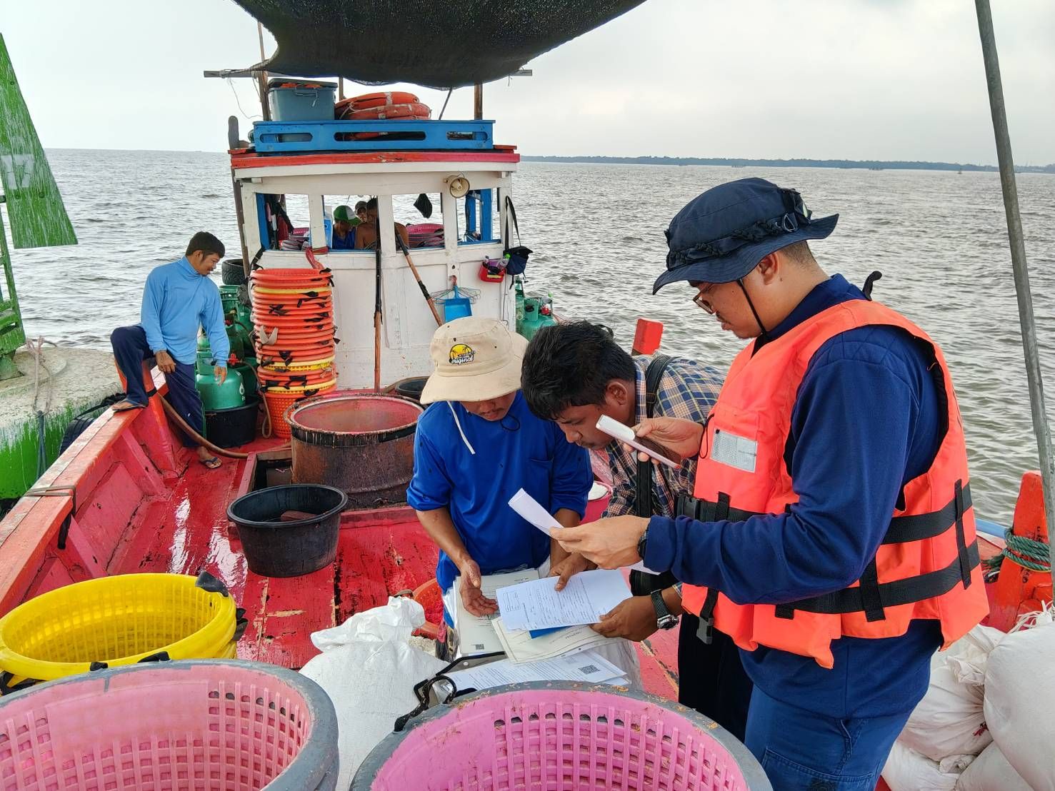 ออกปฏิบัติงานกิจกรรมควบคุมเฝ้าระวังการทำการประมงพื้นที่ทะเลชายฝั่ง 