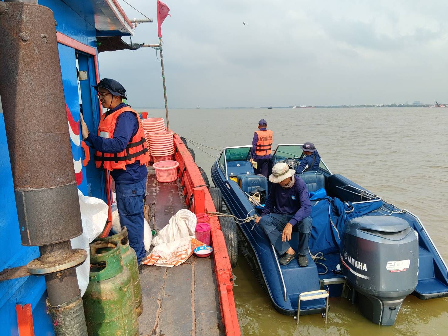 ออกปฏิบัติงานกิจกรรมควบคุมเฝ้าระวังการทำการประมงพื้นที่ทะเลชายฝั่ง