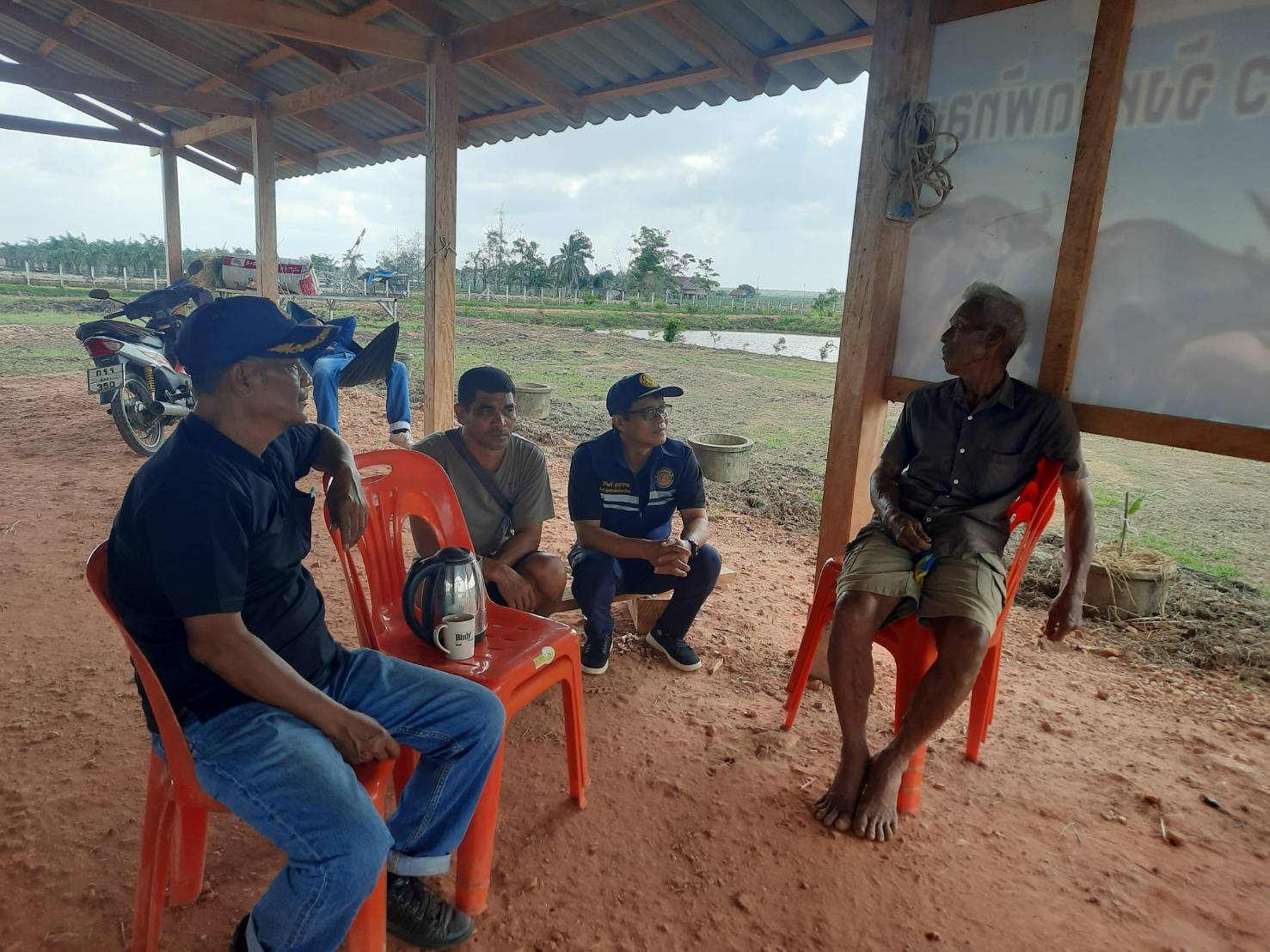 กลุ่มบริหารจัดการด้านการประมง พร้อมด้วย  ประมงอำเภอควนขนุน ลงพื้นที่โรงสอนควาย บ้านหัวป่าเขียว  หมู่ที่ 7 ตำบลทะเลน้อย จังหวัดพัทลุง (ด้านหลังอาคารศิลปาชีพบ้านหัวป่าเขียว) พบปะชาวประมง และกลุ่มผู้เลี้ยงควายปลักในเขตพื้นที่ชุมน้ำทะเลน้อย เพื่อประชาสัมพันธ์เกี่ยวกับการห้ามใช้เครื่องมือประมงผิดกฎหมาย การตรวจสอบแนวเขตอนุรักษ์ทรัพยากรสัตว์น้ำ 