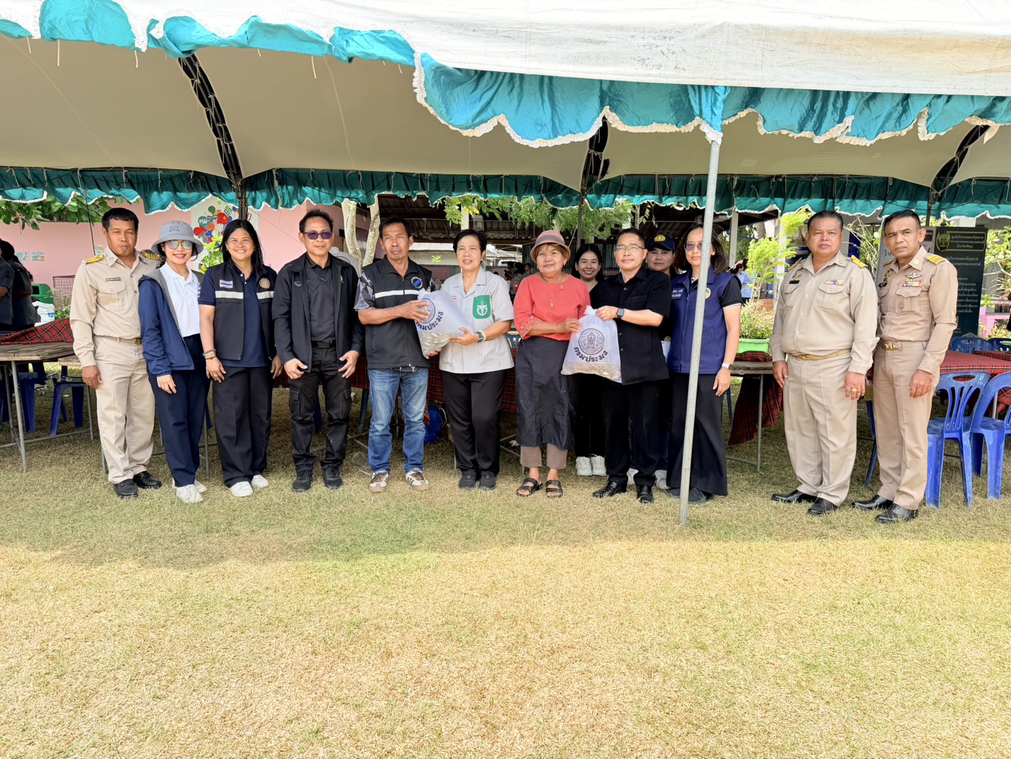 ประมงจังหวัดพัทลุง พร้อมด้วย  หัวหน้ากลุ่มพัฒนาและส่งเสริมอาชีพการประมง  ประมงอำเภอปากพะยูน นักวิชาการประมงชำนาญการ เจ้าหน้าที่สำนักงานประมงจังหวัดพัทลุง เข้าร่วม โครงการ“หน่วยบำบัดทุกข์ บำรุงสุข สร้างรอยยิ้มให้ประชาชน” ครั้งที่5/2569  ณ โรงเรียนวัดแหลมดินสอ ตำบลเกาะนางคำ อำเภอปากพะยูน