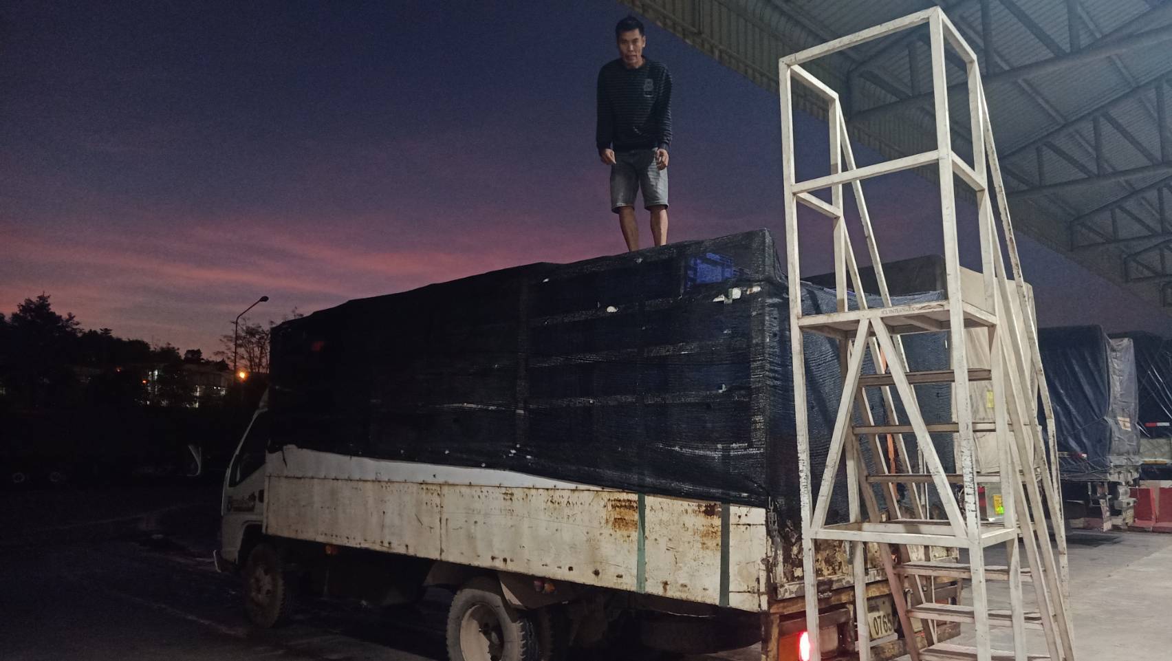 ข่าวกิจกรรม วันที่ 20 กุมภาพันธ์ 2569 เจ้าหน้าที่ด่านตรวจประมงนครพนม ตรวจสอบสินค้าสัตว์น้ำส่งออกชนิด ปลาดุกแอฟริกา มีชีวิต ณ อาคารตรวจสอบสินค้าและเก็บของกลางด่านศุลกากรนครพนม จ.นครพนม