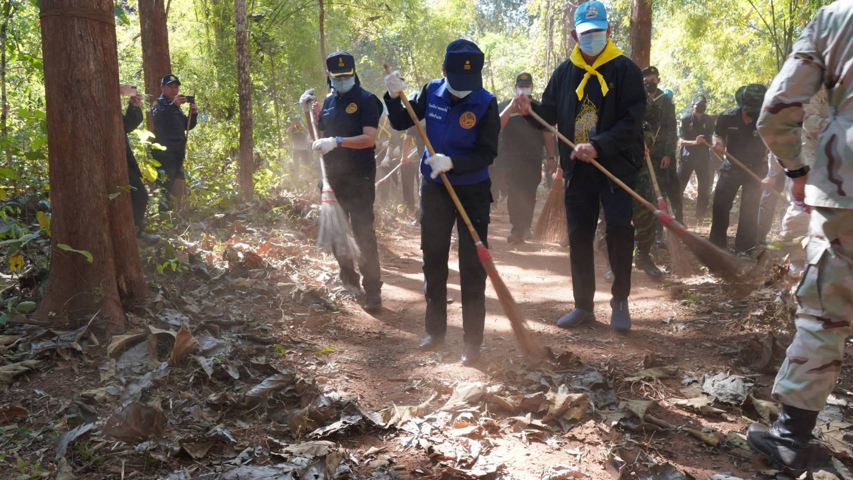 หน่วยป้องกันและปราบปรามประมงน้ำจืดเขื่อนแม่กวง (เชียงใหม่) เข้าร่วมกิจกรรมจิตอาสา ทำแนวกันไไฟ