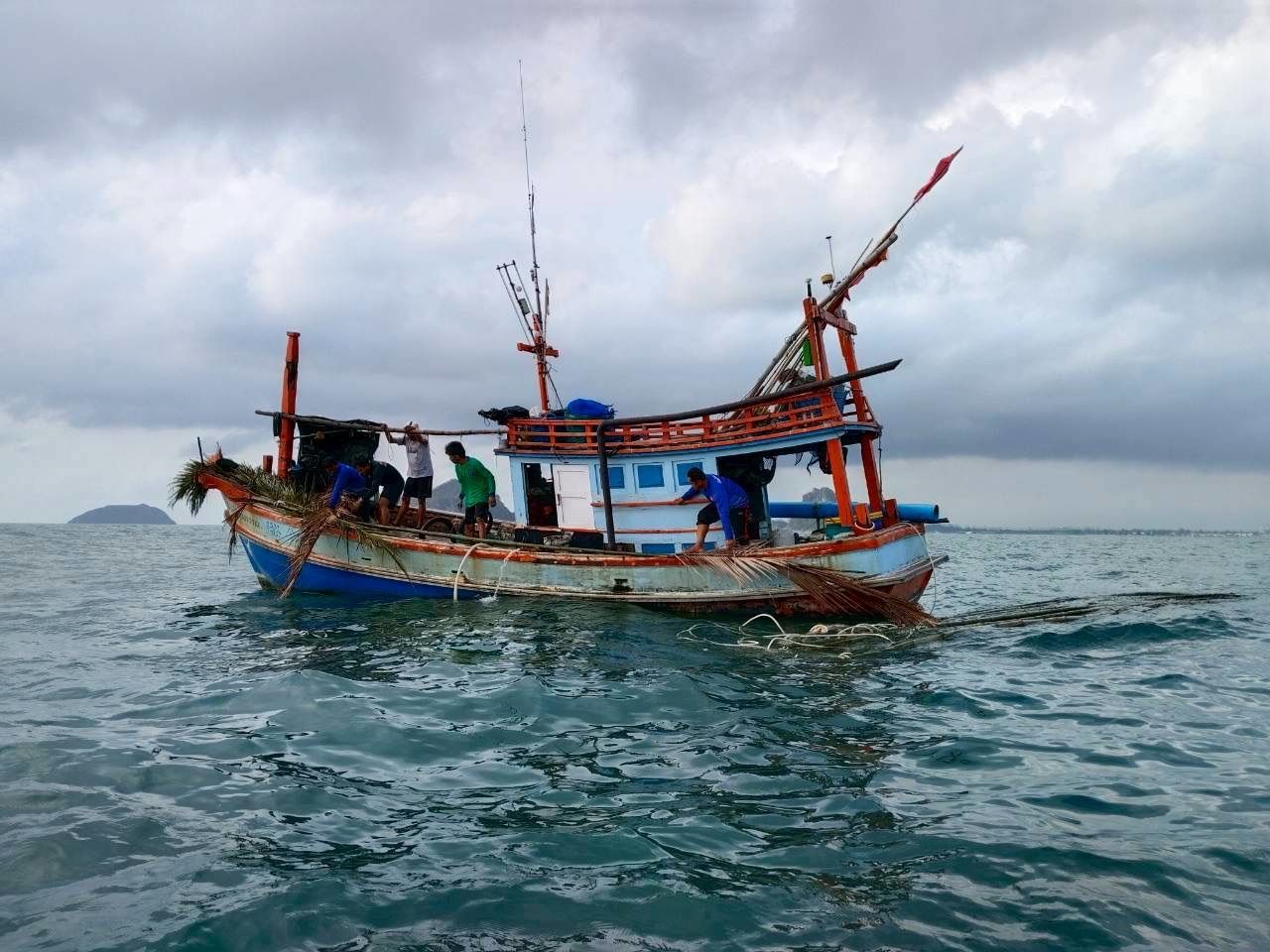 วางซั้งกอ จำนวน 40 กอ และปล่อยพันธุ์สัตว์น้ำ กุ้งกุลาดำจำนวน 50,000 ตัว