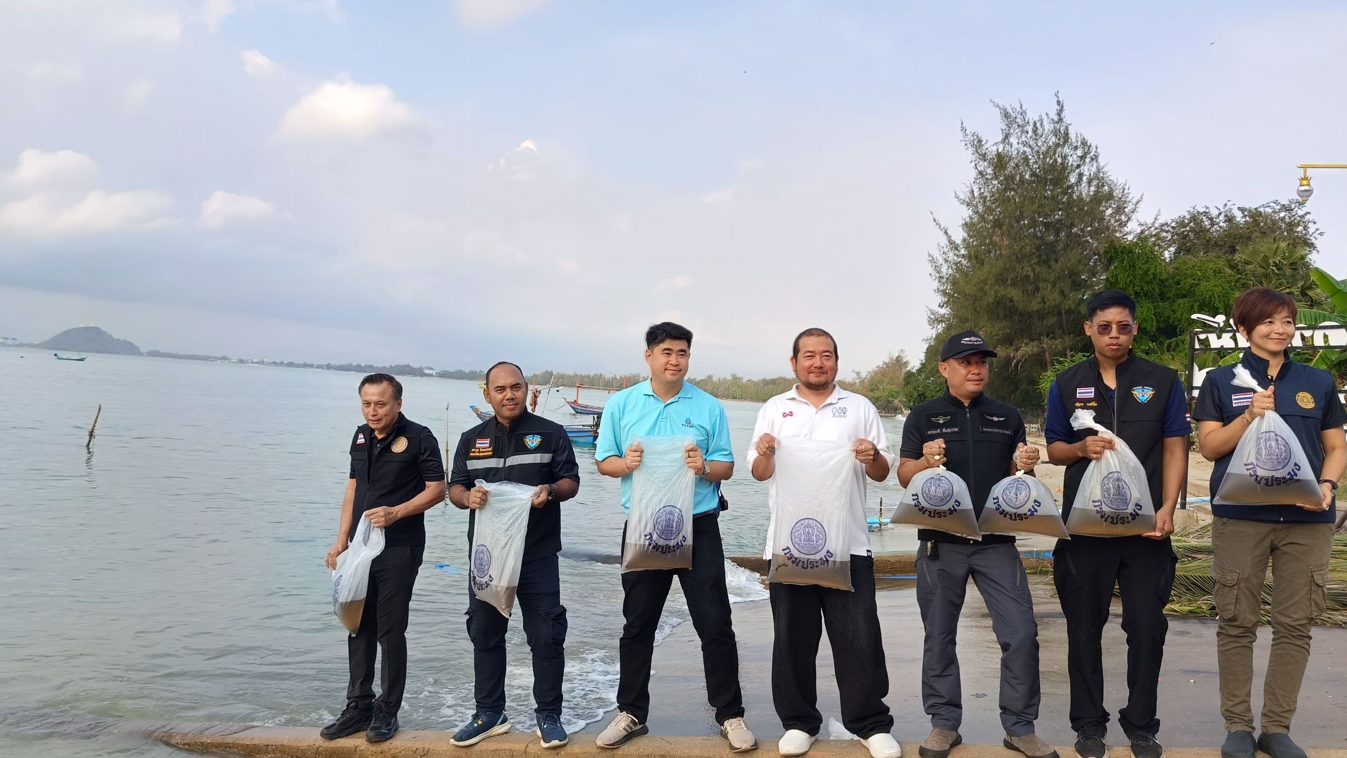 วางซั้งกอ จำนวน 40 กอ และปล่อยพันธุ์สัตว์น้ำ กุ้งกุลาดำจำนวน 50,000 ตัว