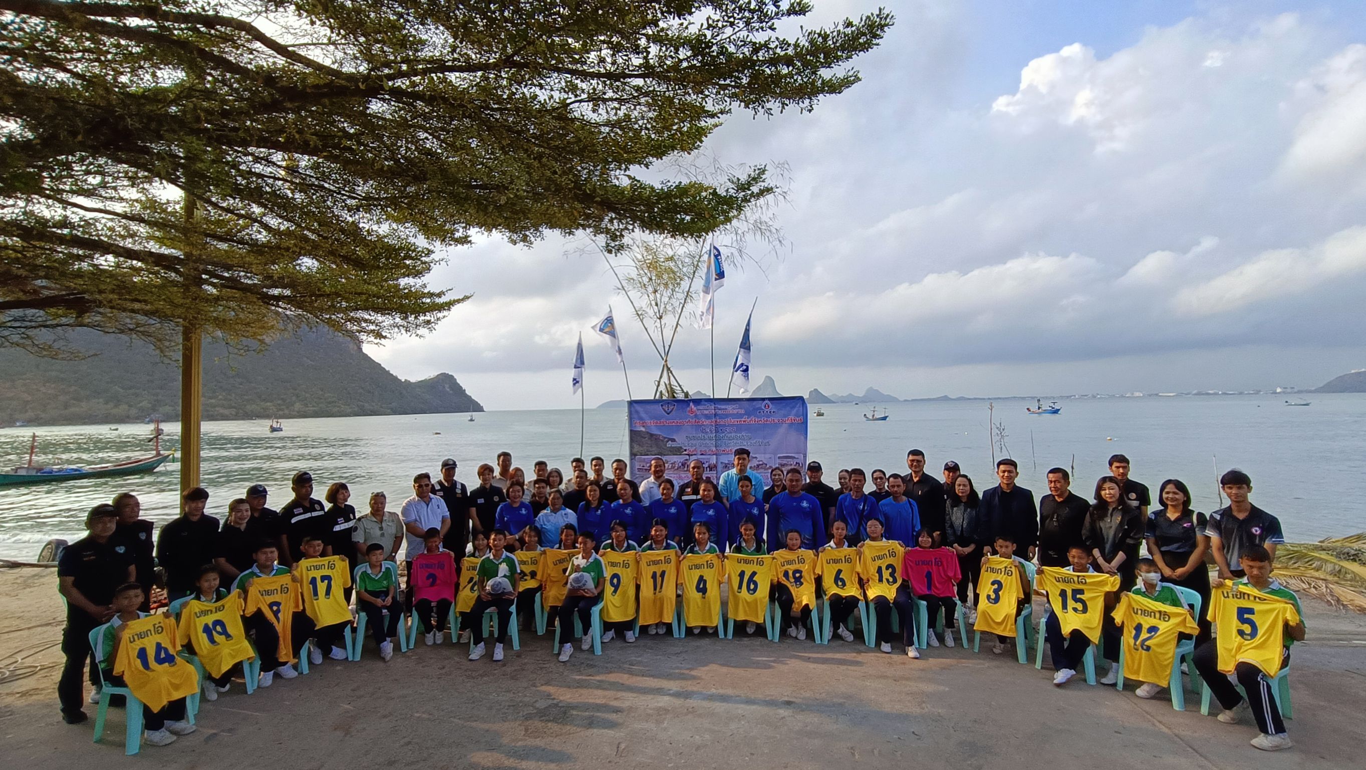 วางซั้งกอ จำนวน 40 กอ และปล่อยพันธุ์สัตว์น้ำ กุ้งกุลาดำจำนวน 50,000 ตัว