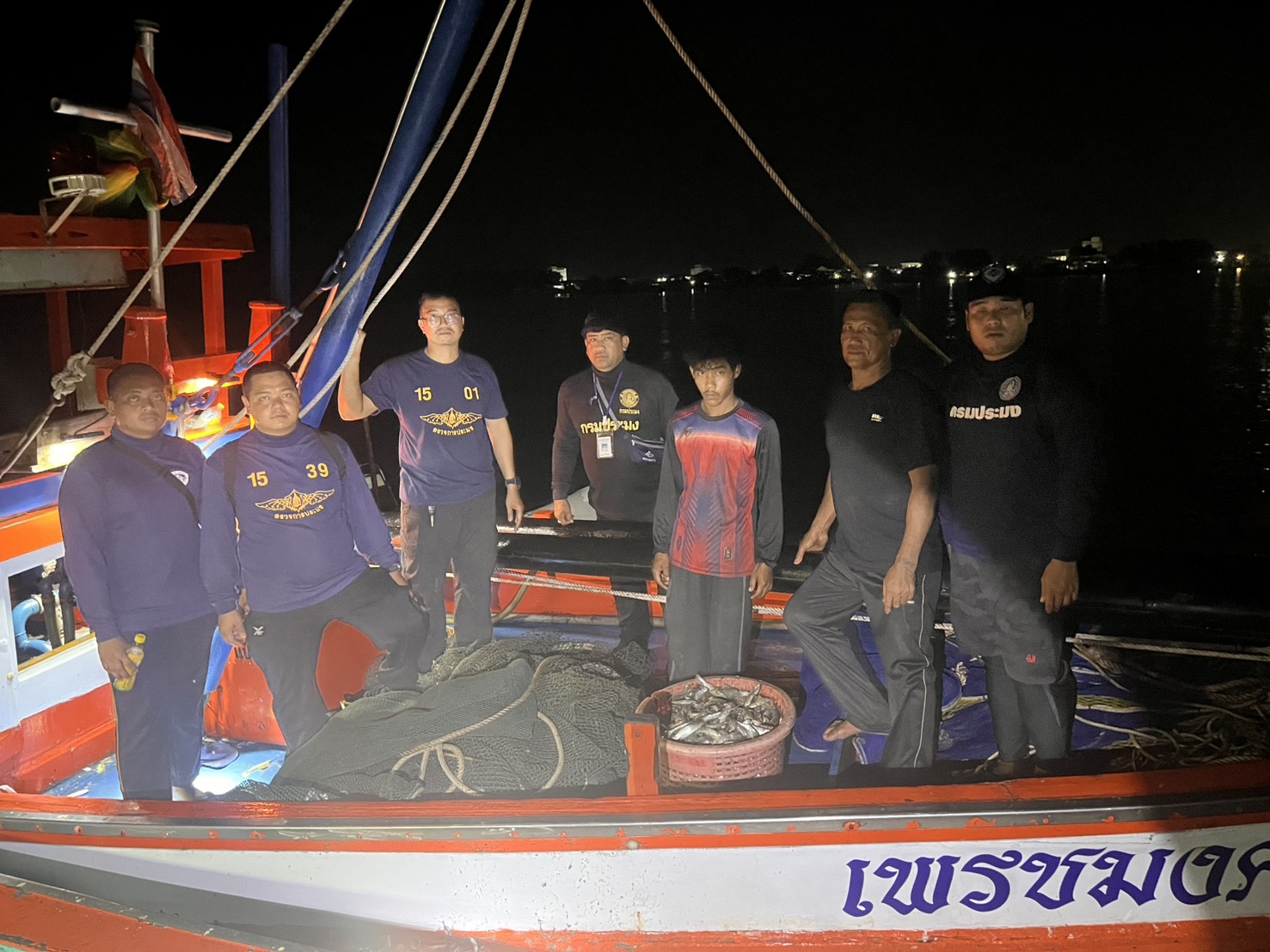 จับกุมเรือประมงเครื่องมืออวนรุน จำนวน 2 ลำ