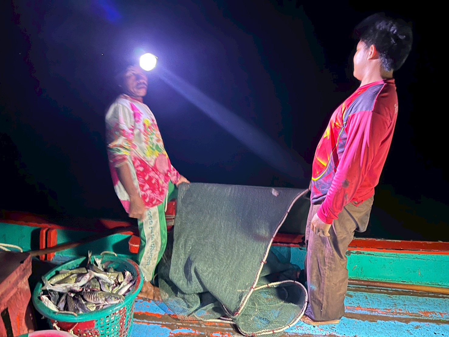 จับกุมเรือประมงเครื่องมืออวนรุน จำนวน 2 ลำ