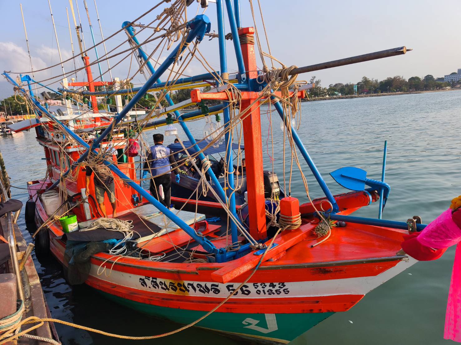 ออกปฏิบัติงานควบคุมเฝ้าระวังการทำประมงพื้นที่ทะเลชายฝั่ง