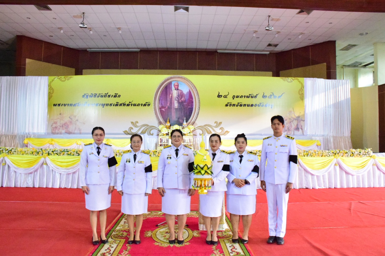 ร่วมพิธีวางพานพุ่มดอกไม้ ถวายสักการะ เนื่องในโอกาสวันที่ระลึกพระบาทสมเด็จพระพุทธเลิศหล้านภาลัย..คลิก